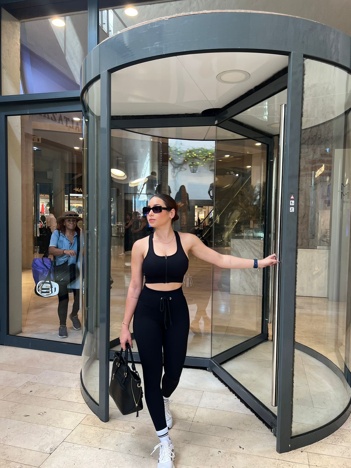Mujer con conjunto deportivo de licra de Fit Zone, vista frontal