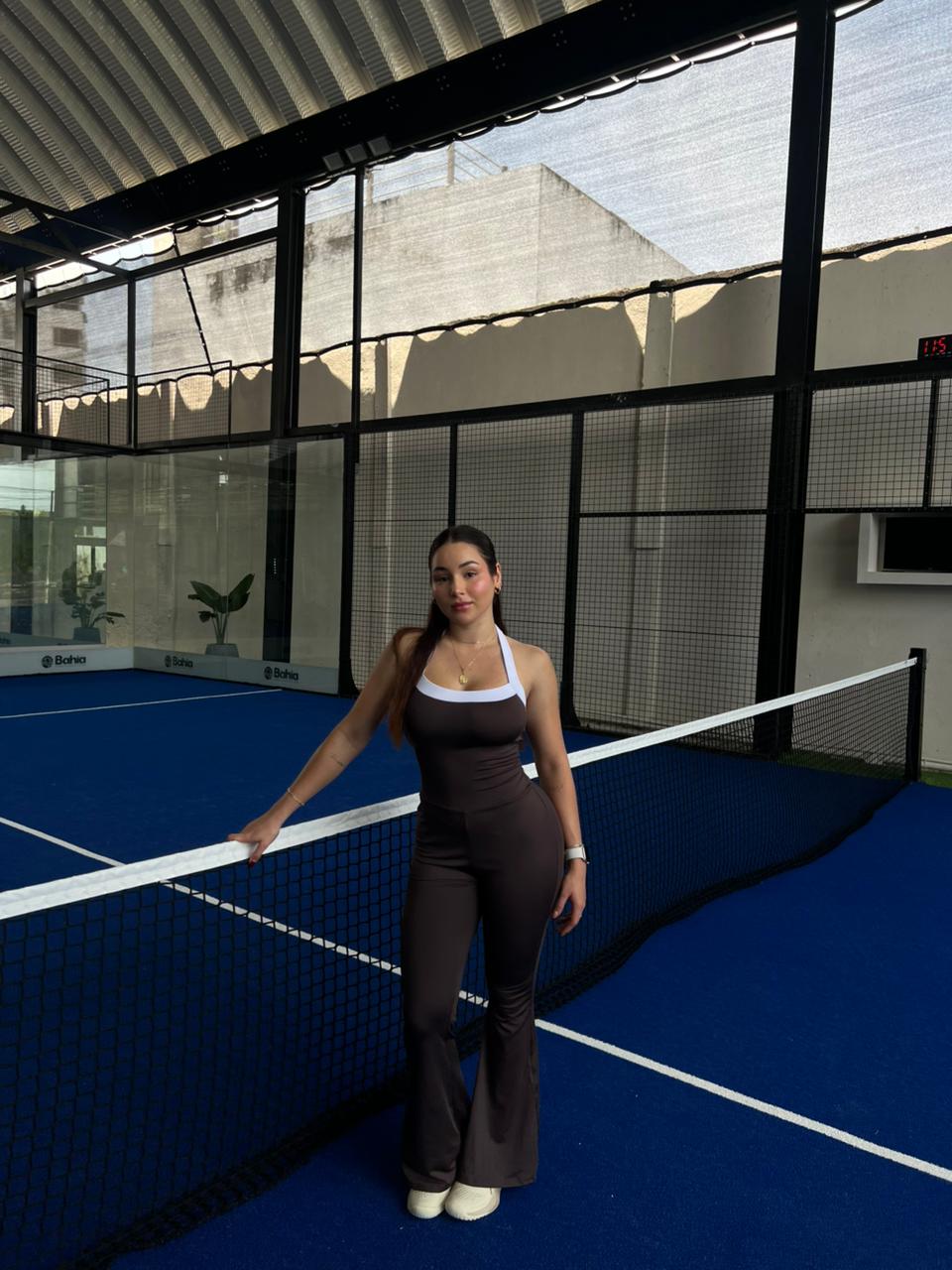Mujer con enterizo deportivo Nia de Fit Zone, vista frontal en estudio