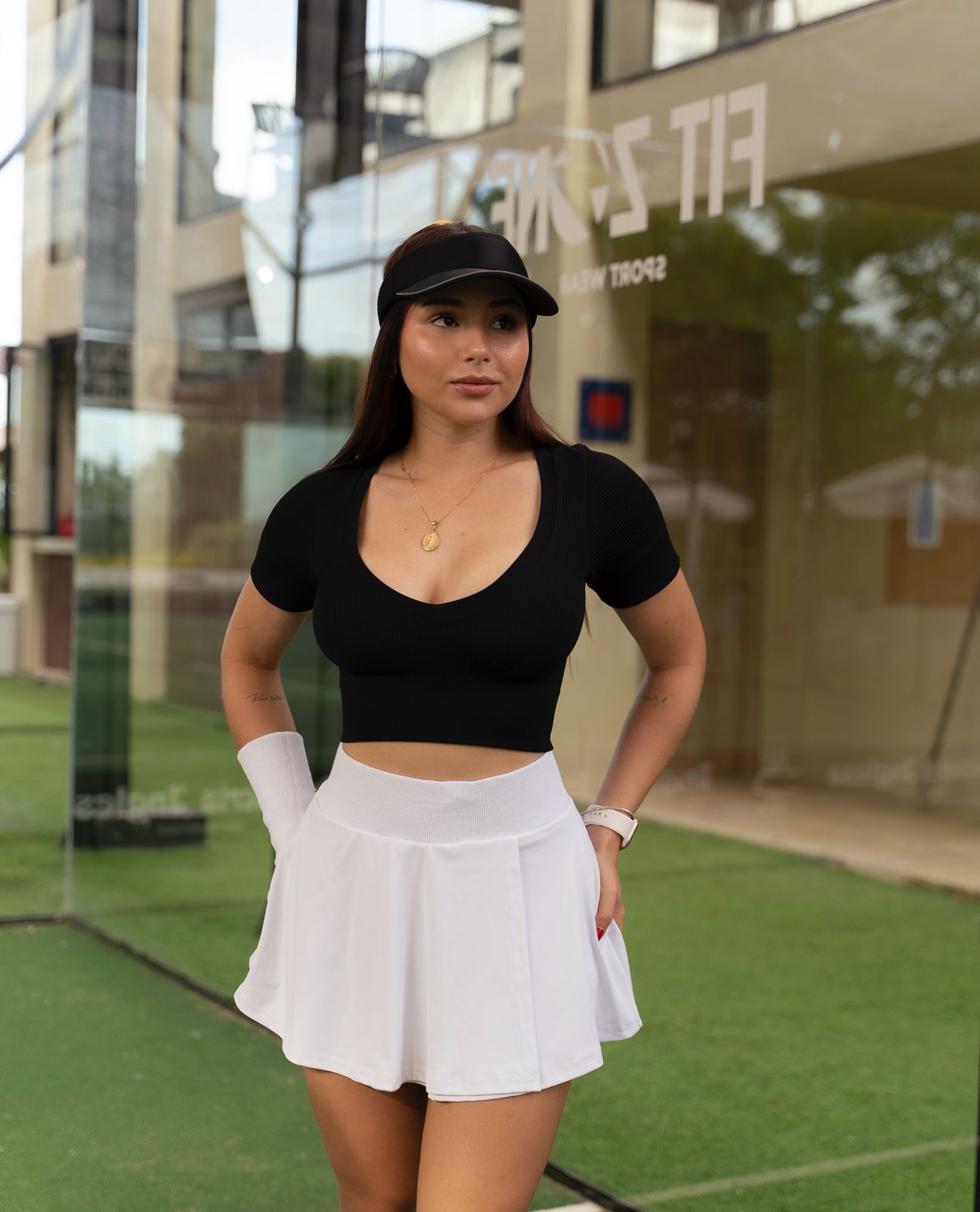 Mujer con top deportivo Sienna de Fit Zone, de cuerpo entero