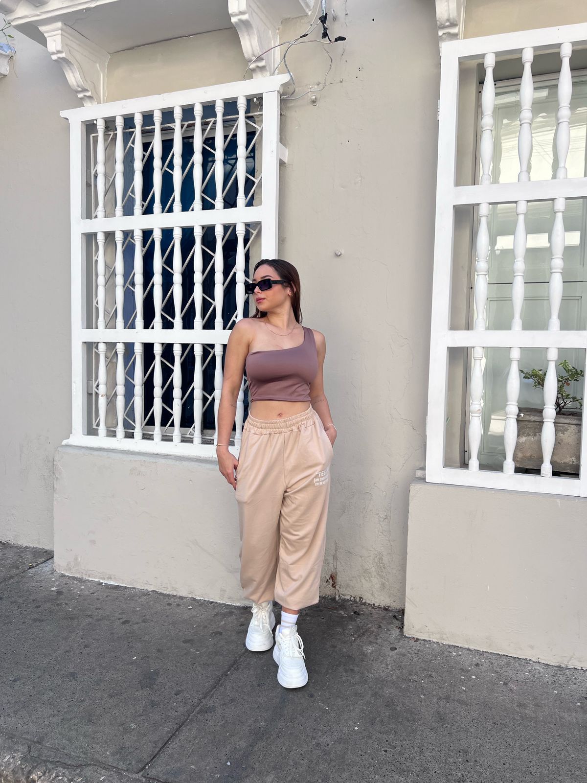 Mujer con jogger deportivo de Fit Zone, vista frontal de cuerpo completo