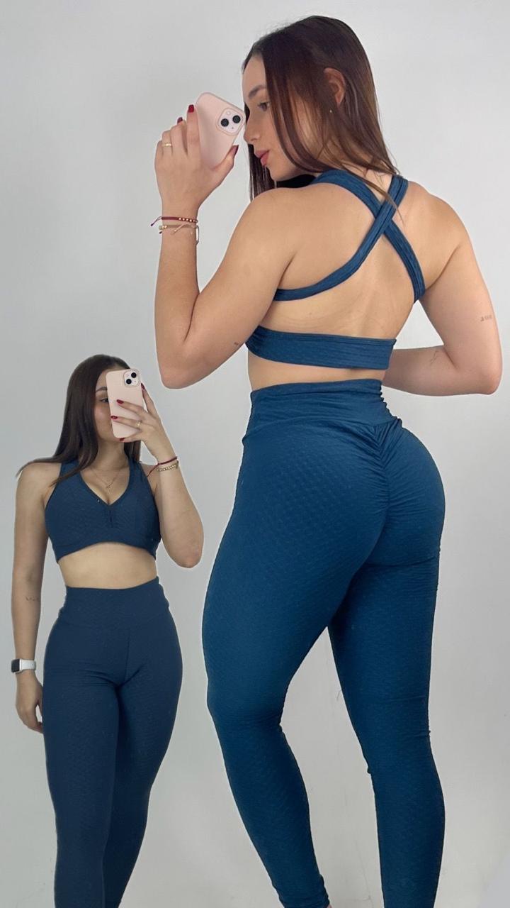 Mujer con conjunto de legging y top texturizado de Fit Zone, vista frontal