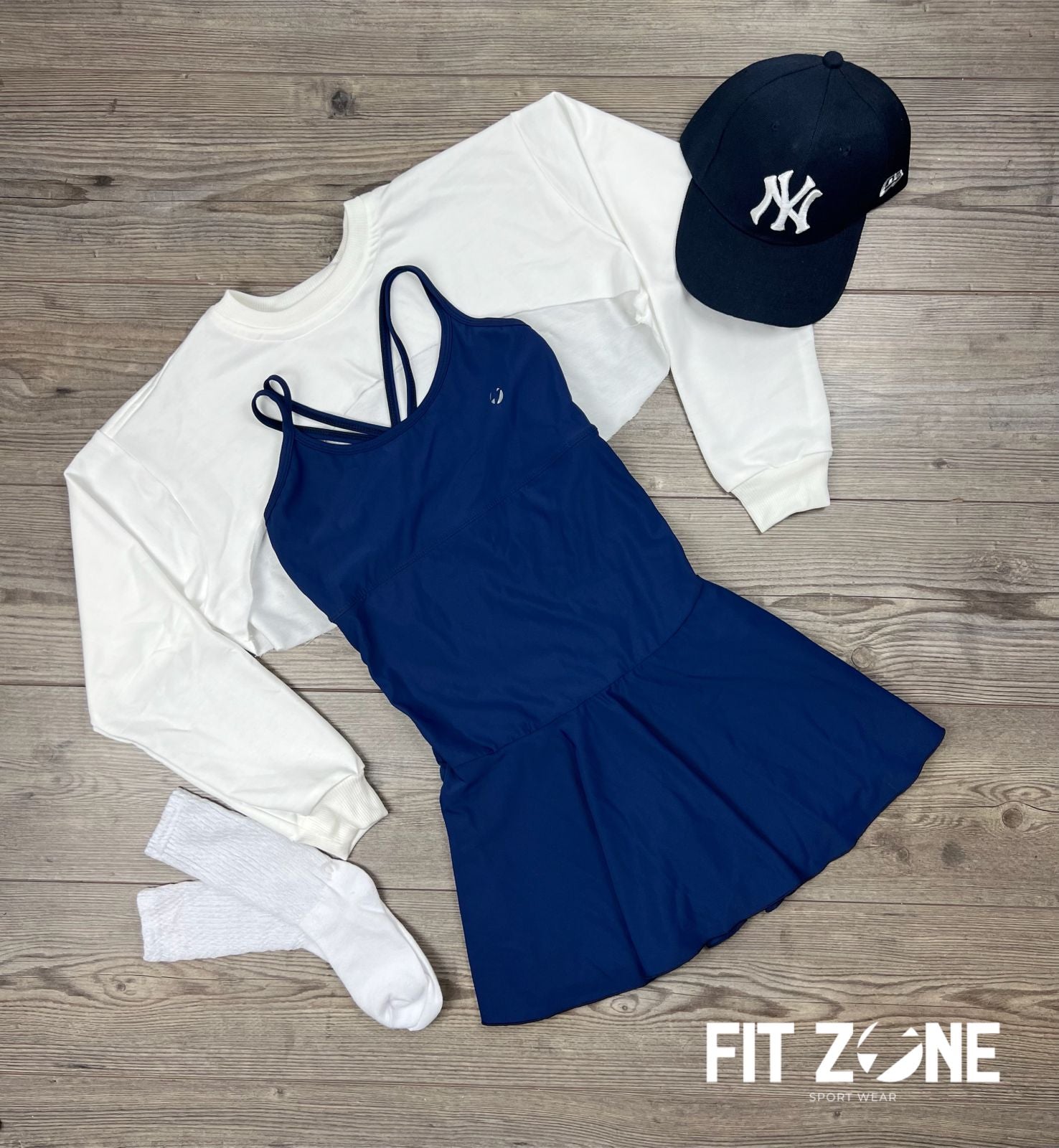 Mujer con conjunto deportivo vestido suplex pádel y manguito de Fit Zone, vista frontal