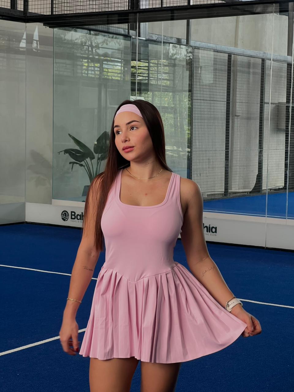 Mujer con vestido deportivo de pádel Kim de Fit Zone, vista frontal