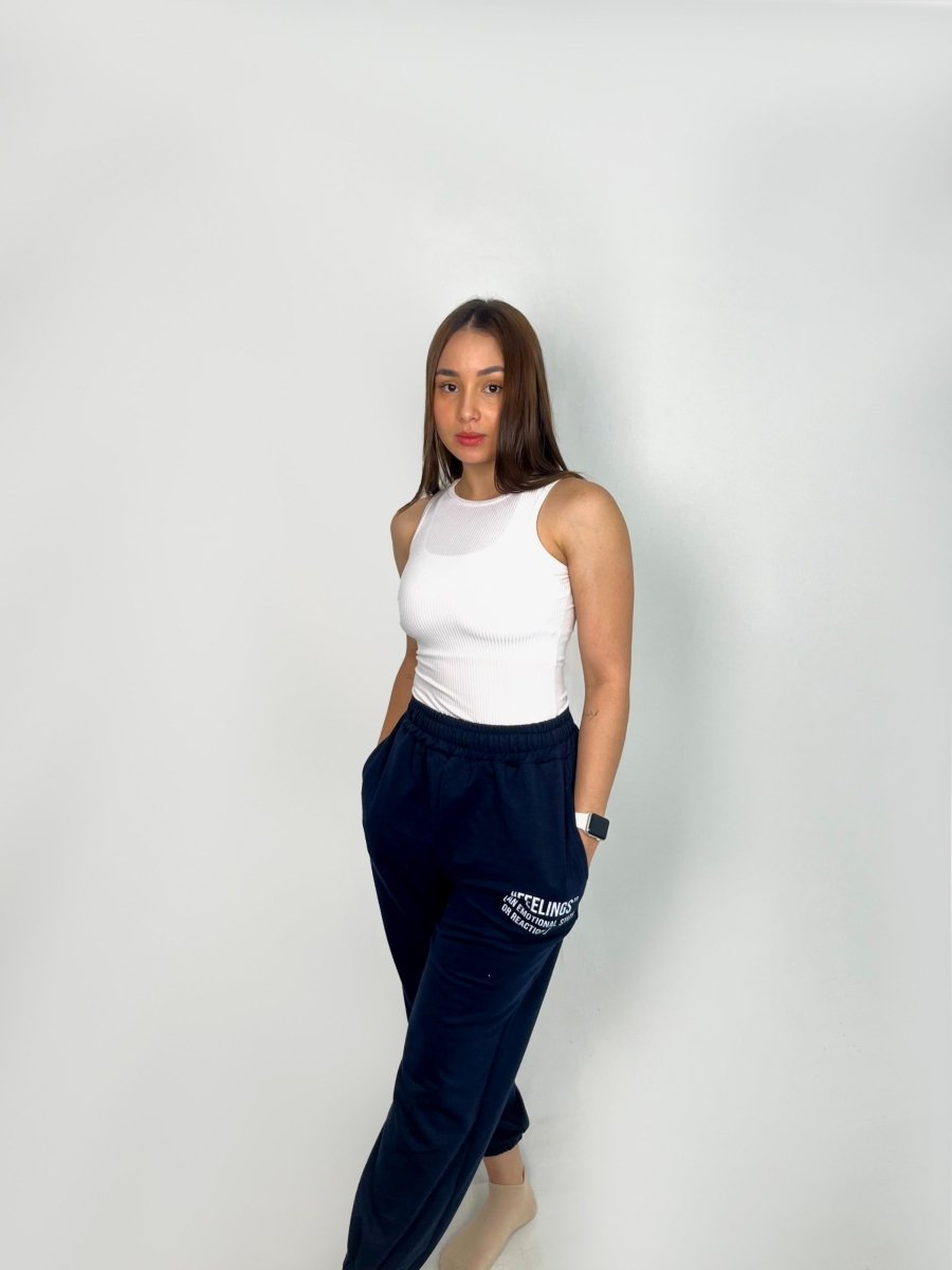 Mujer con body deportivo Esther de Fit Zone, vista frontal de cuerpo completo