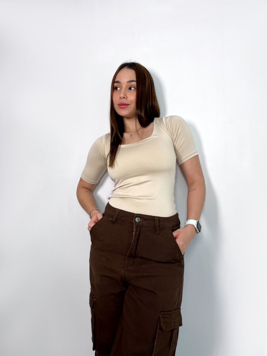 Mujer con body deportivo Mía de Fit Zone, vista frontal de cuerpo completo