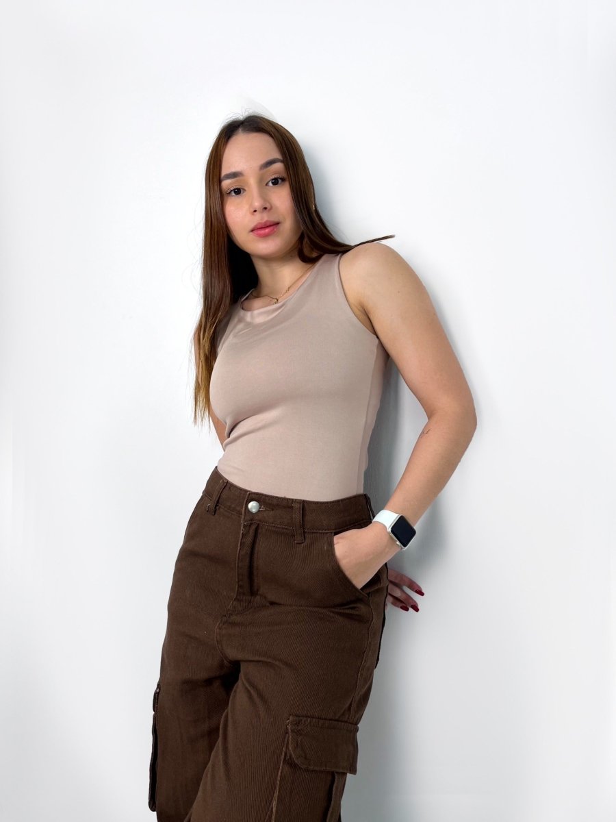 Mujer con body deportivo Vale de Fit Zone, vista frontal de cuerpo completo