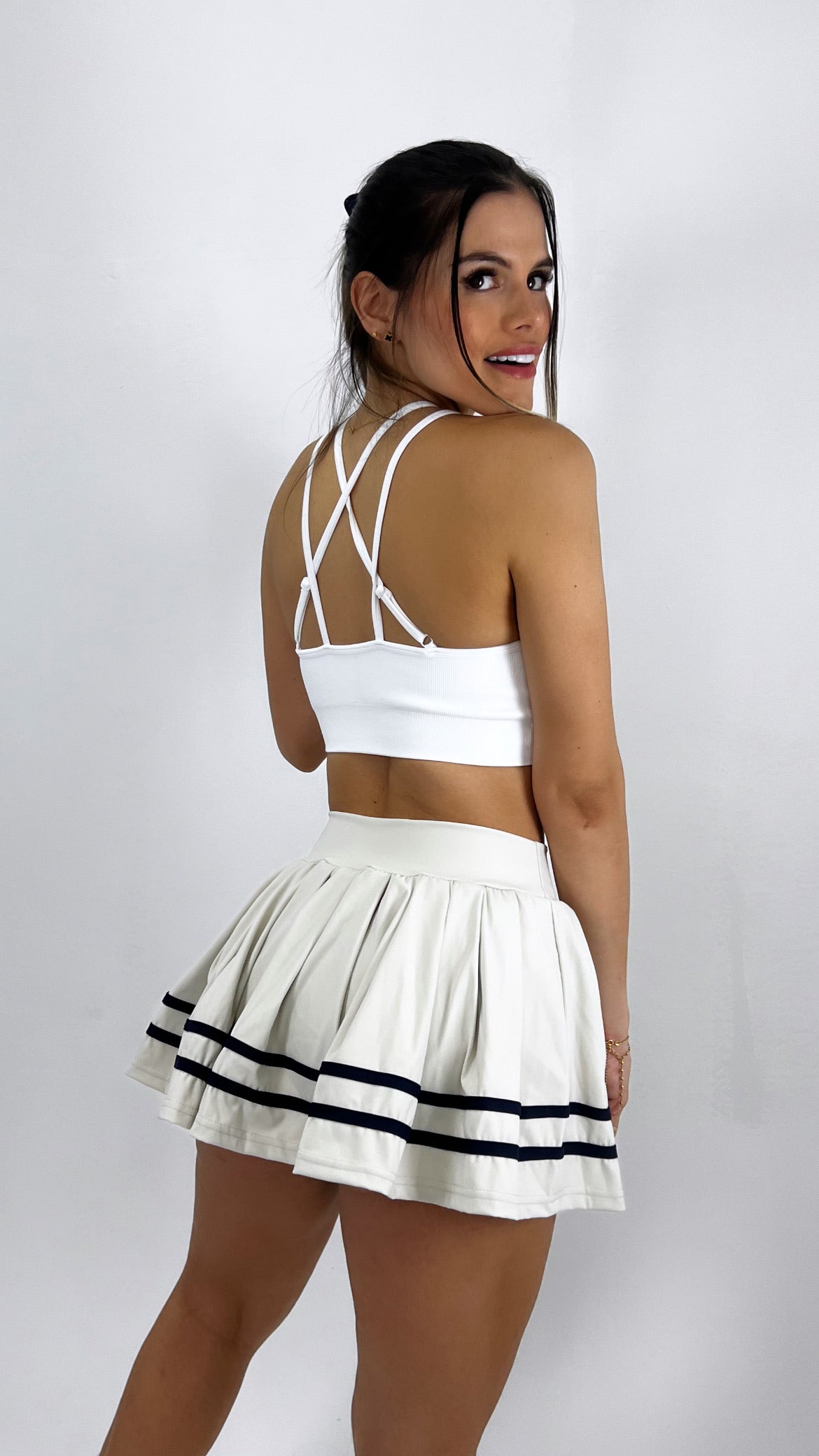 Mujer con falda de pádel play beige de Fit Zone, vista frontal