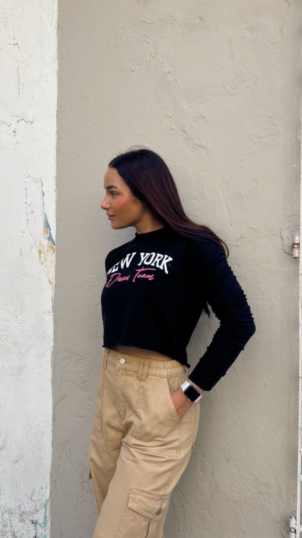 Mujer con buzo New York de Fit Zone, vista frontal de cuerpo completo