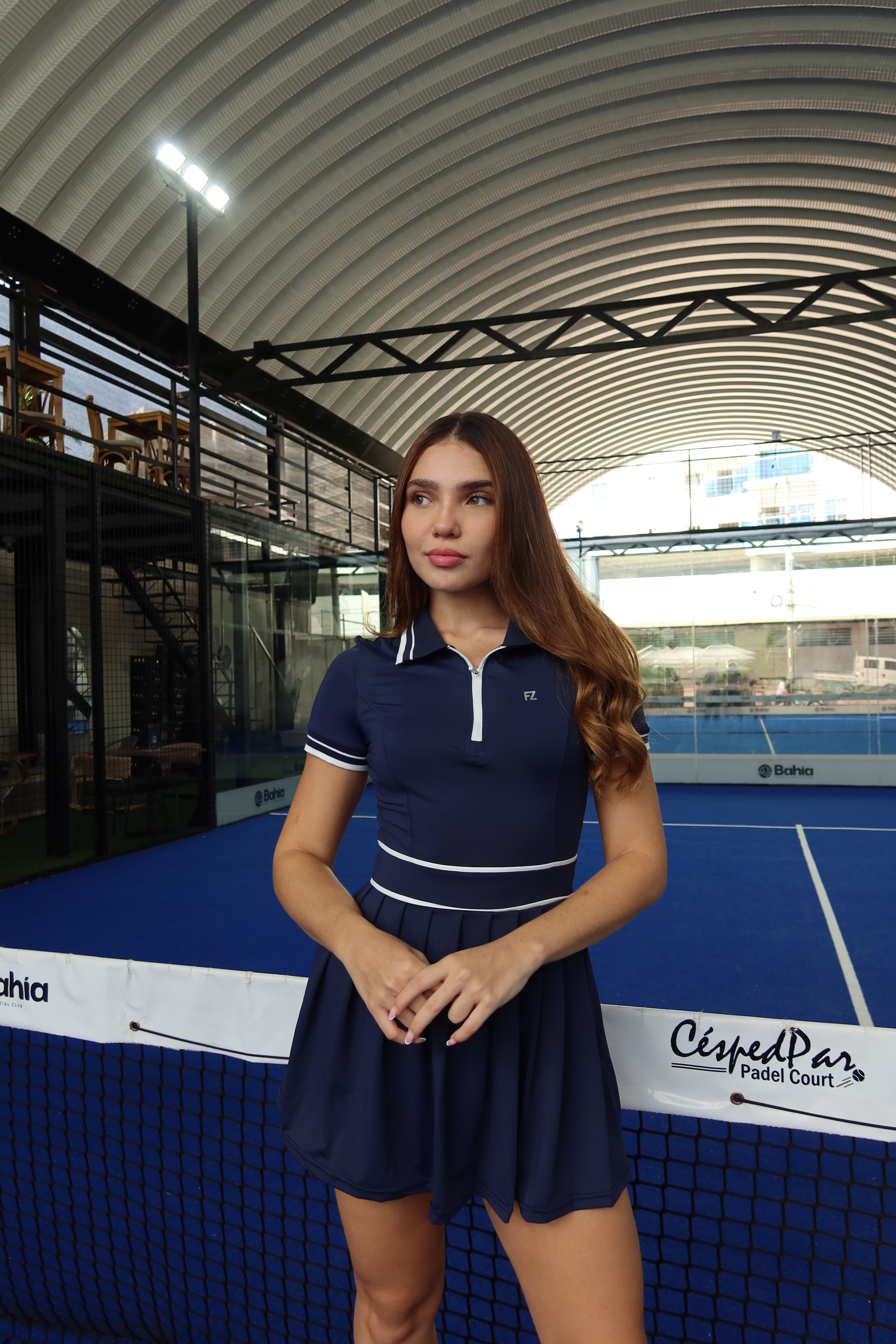 Mujer con vestido deportivo de pádel Cintia de Fit Zone, vista frontal