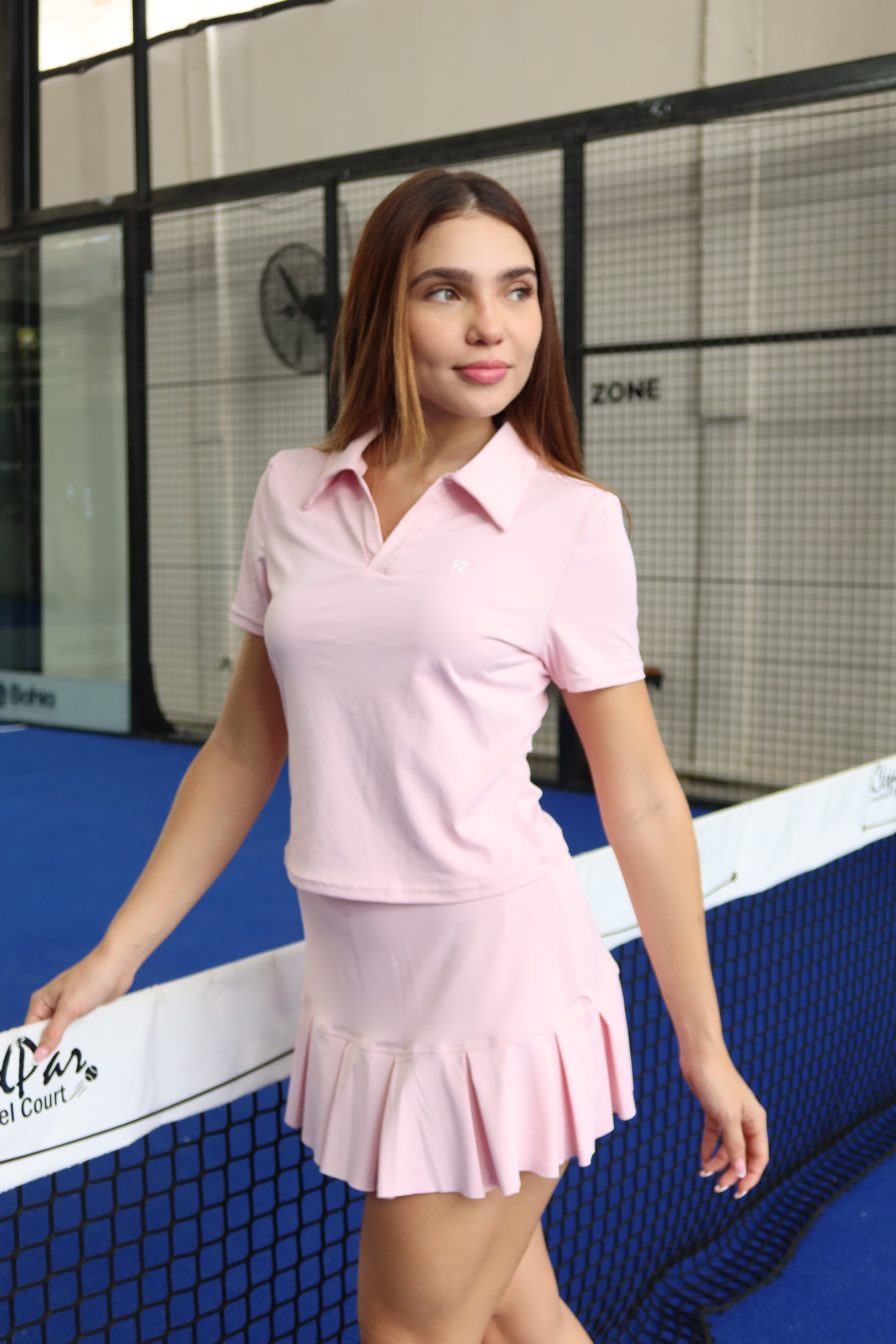 Mujer con conjunto de falda y top Naomi de Fit Zone, vista frontal