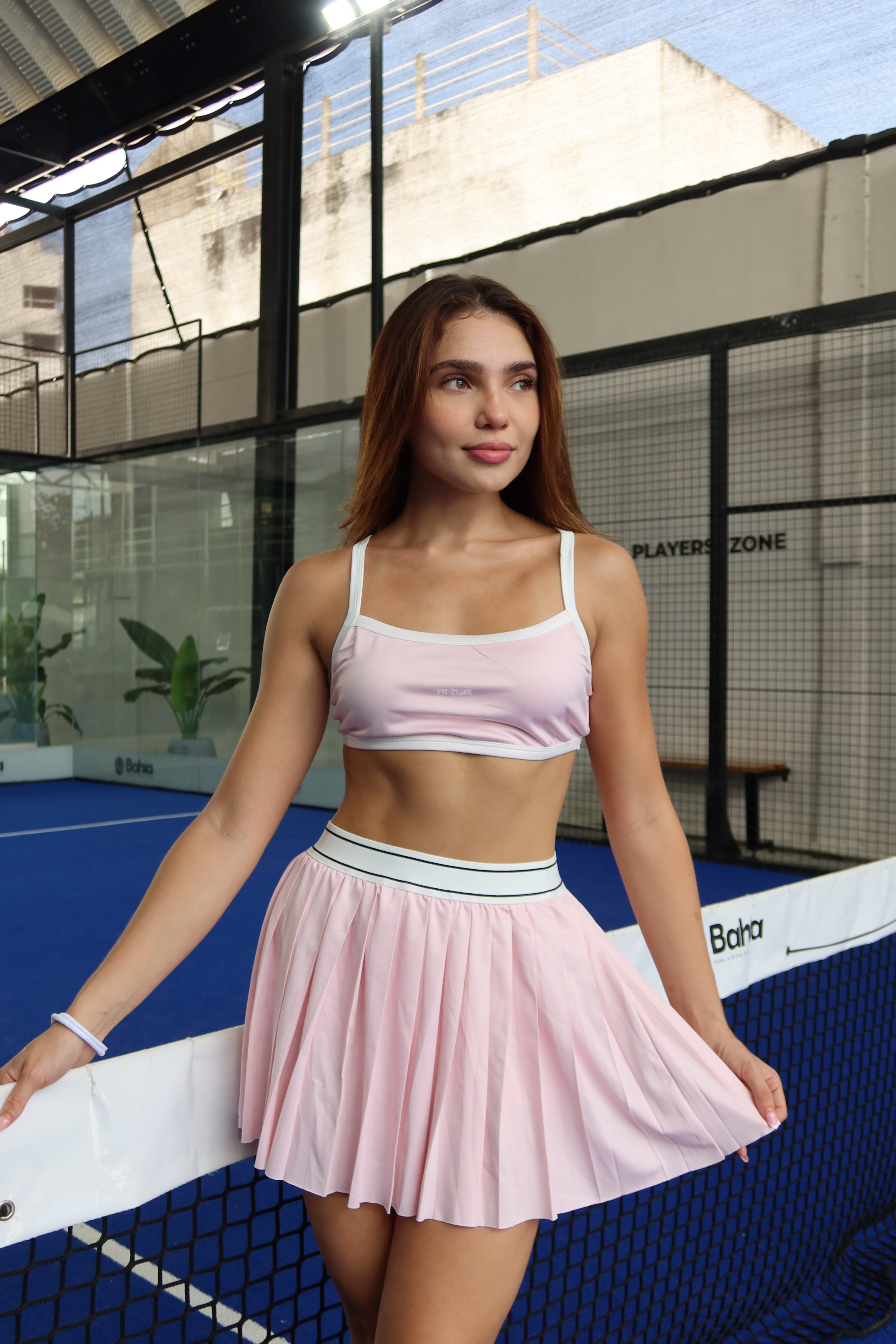 Mujer con conjunto de falda y top Grey de Fit Zone, vista frontal