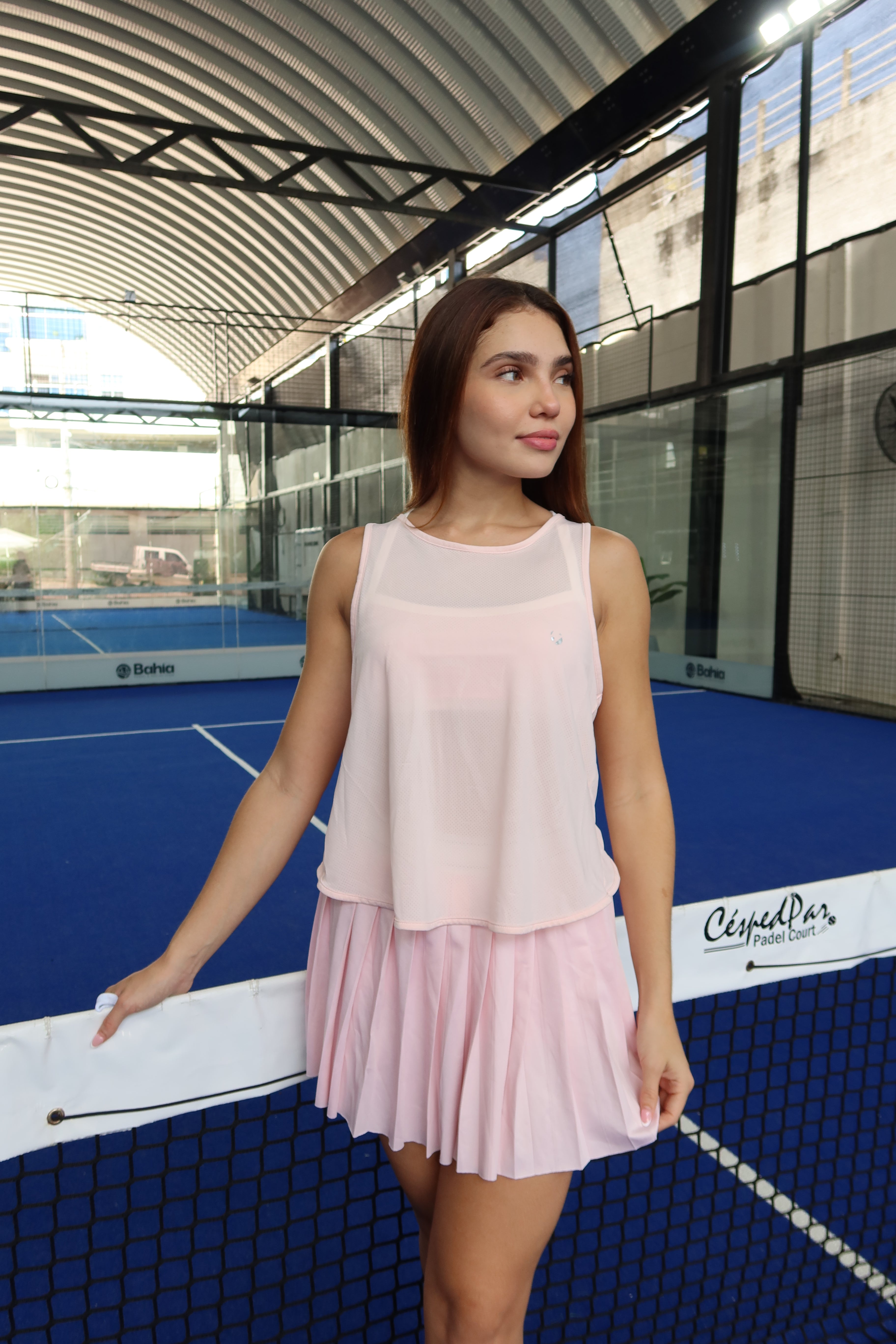 Mujer con camiseta esqueleto Bloom de Fit Zone, vista frontal