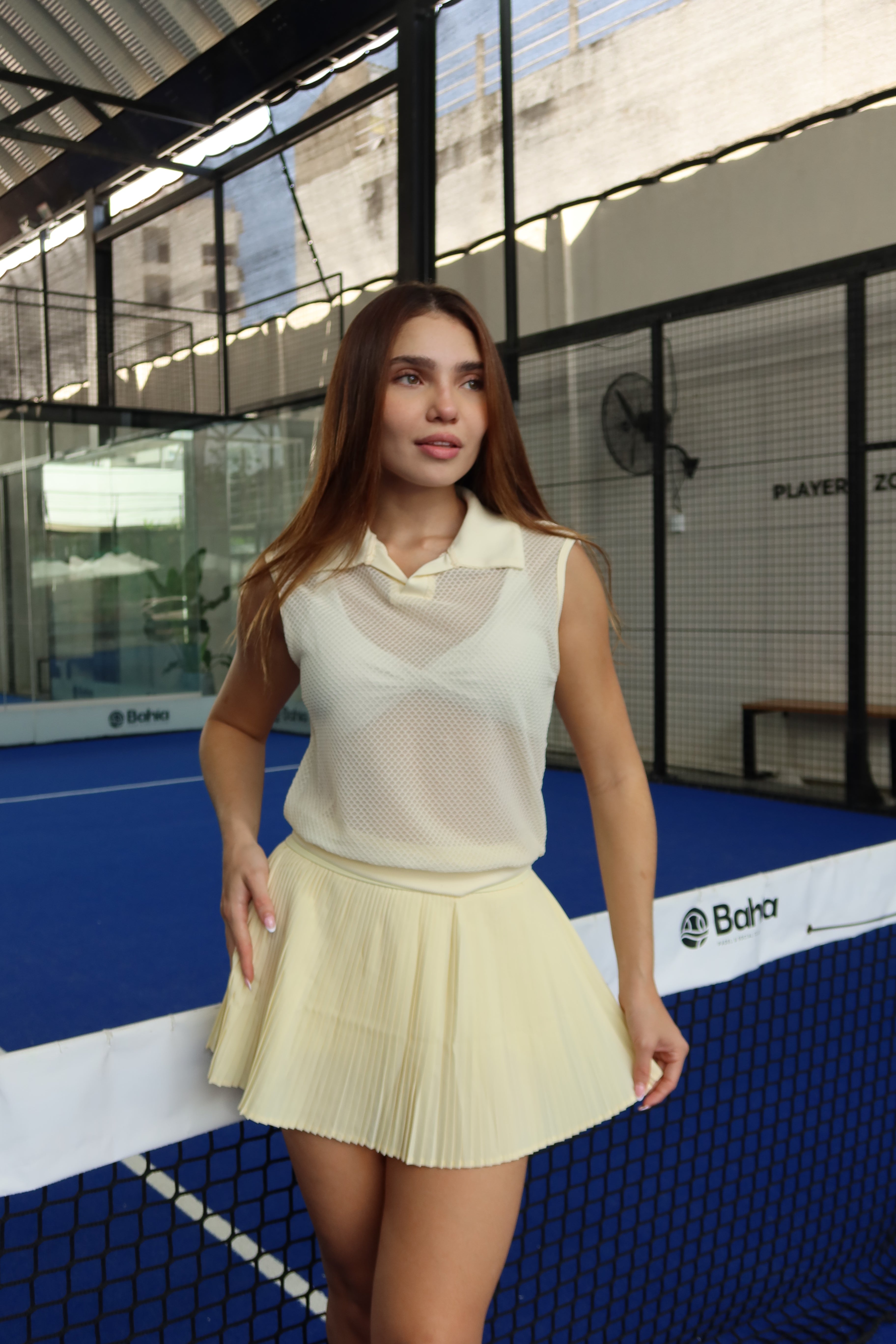 Mujer con falda de pádel Naar de Fit Zone, vista frontal en estudio