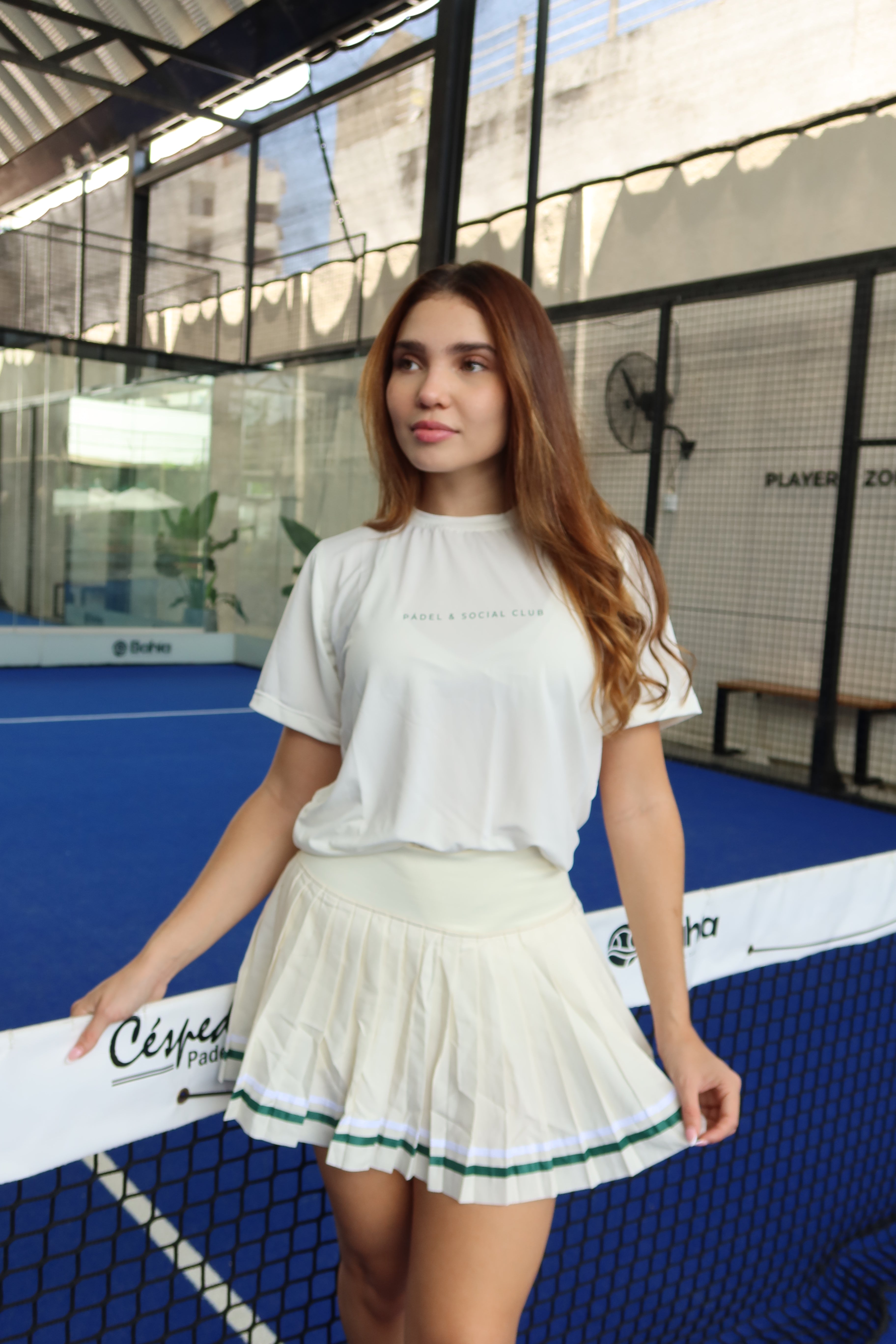 Mujer con camiseta dri fit pádel y Social Club de Fit Zone, vista frontal