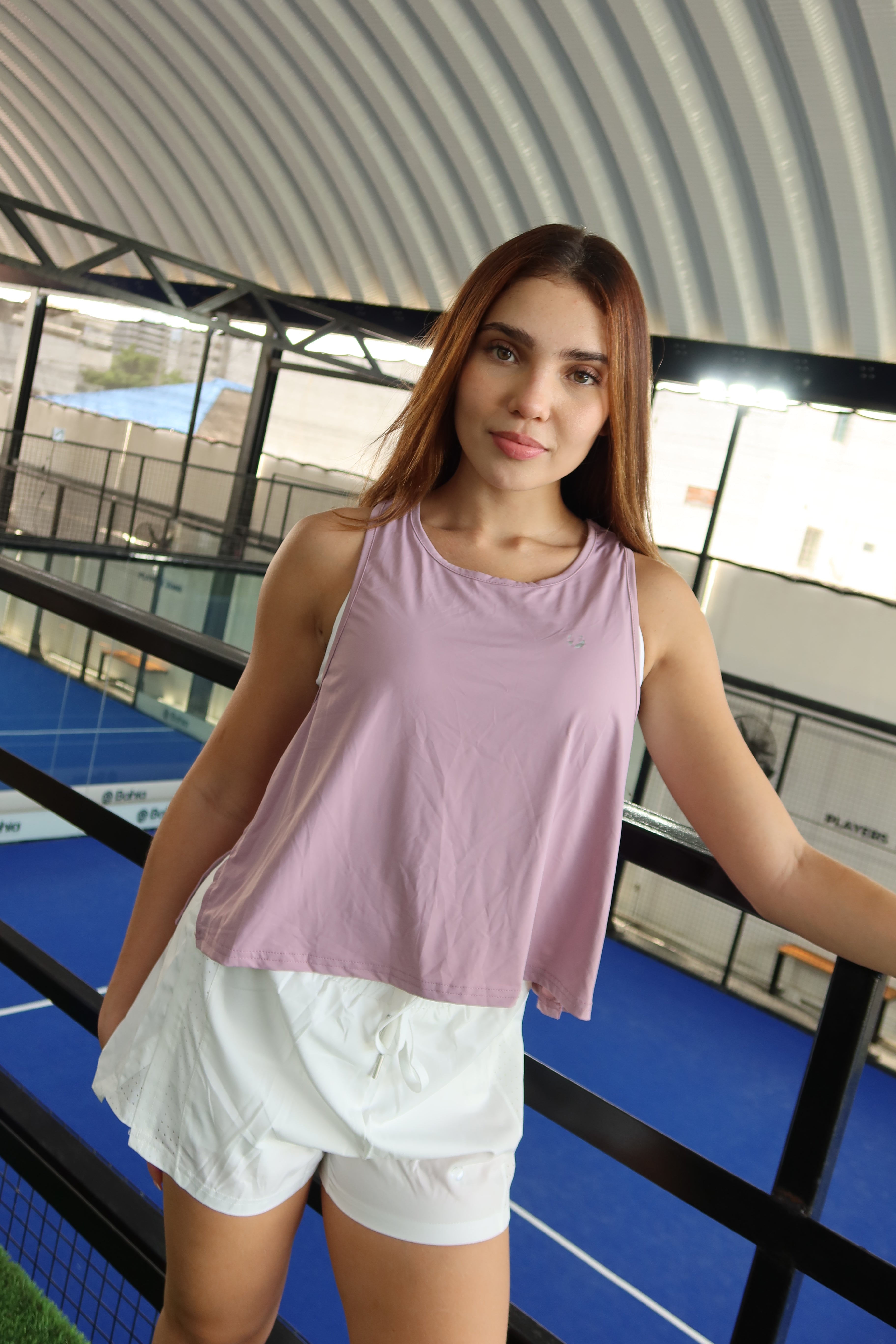 Mujer con camiseta esqueleto Sway de Fit Zone, vista frontal