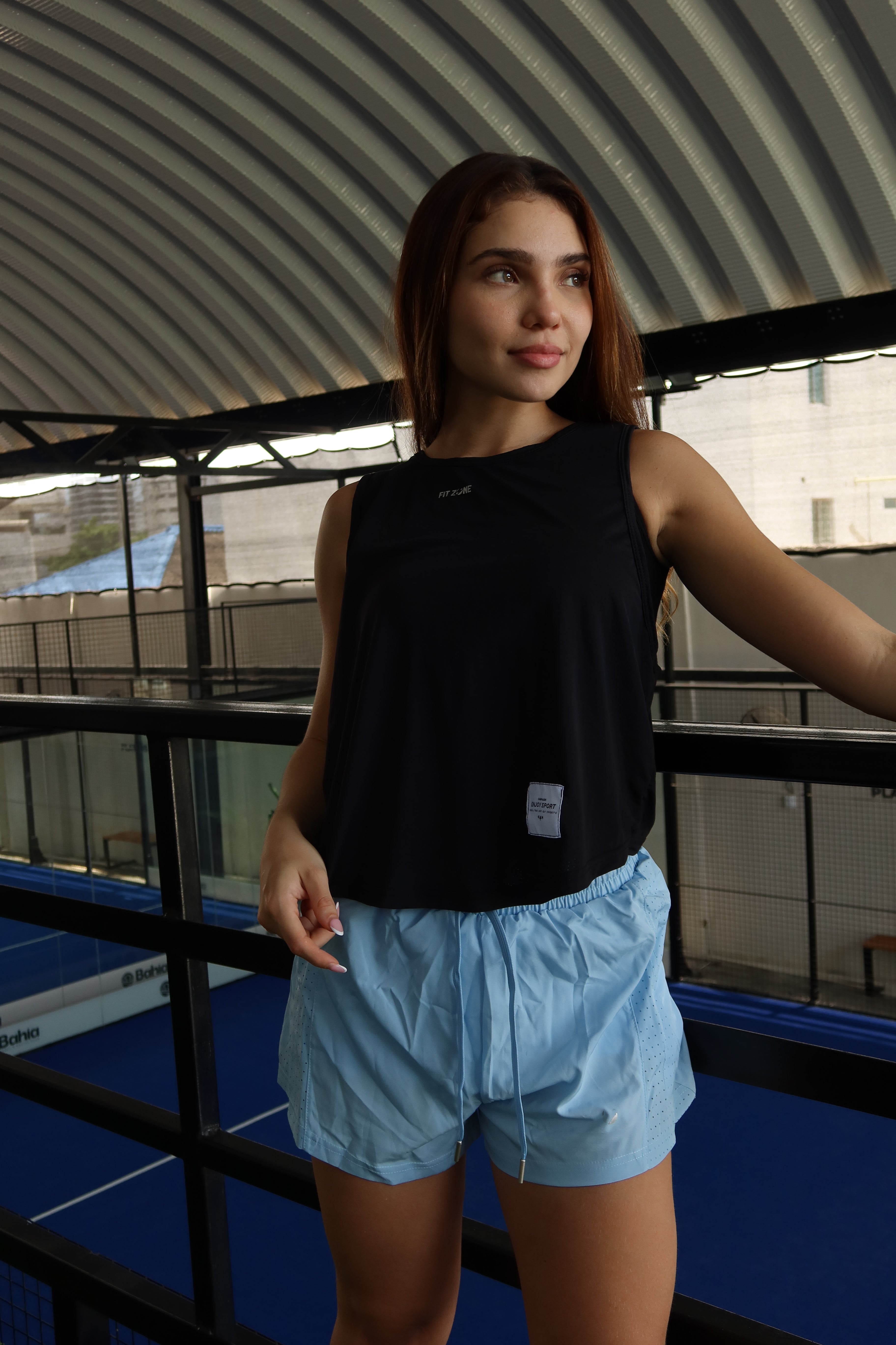 Mujer con camiseta esqueleto Sport de Fit Zone, vista frontal