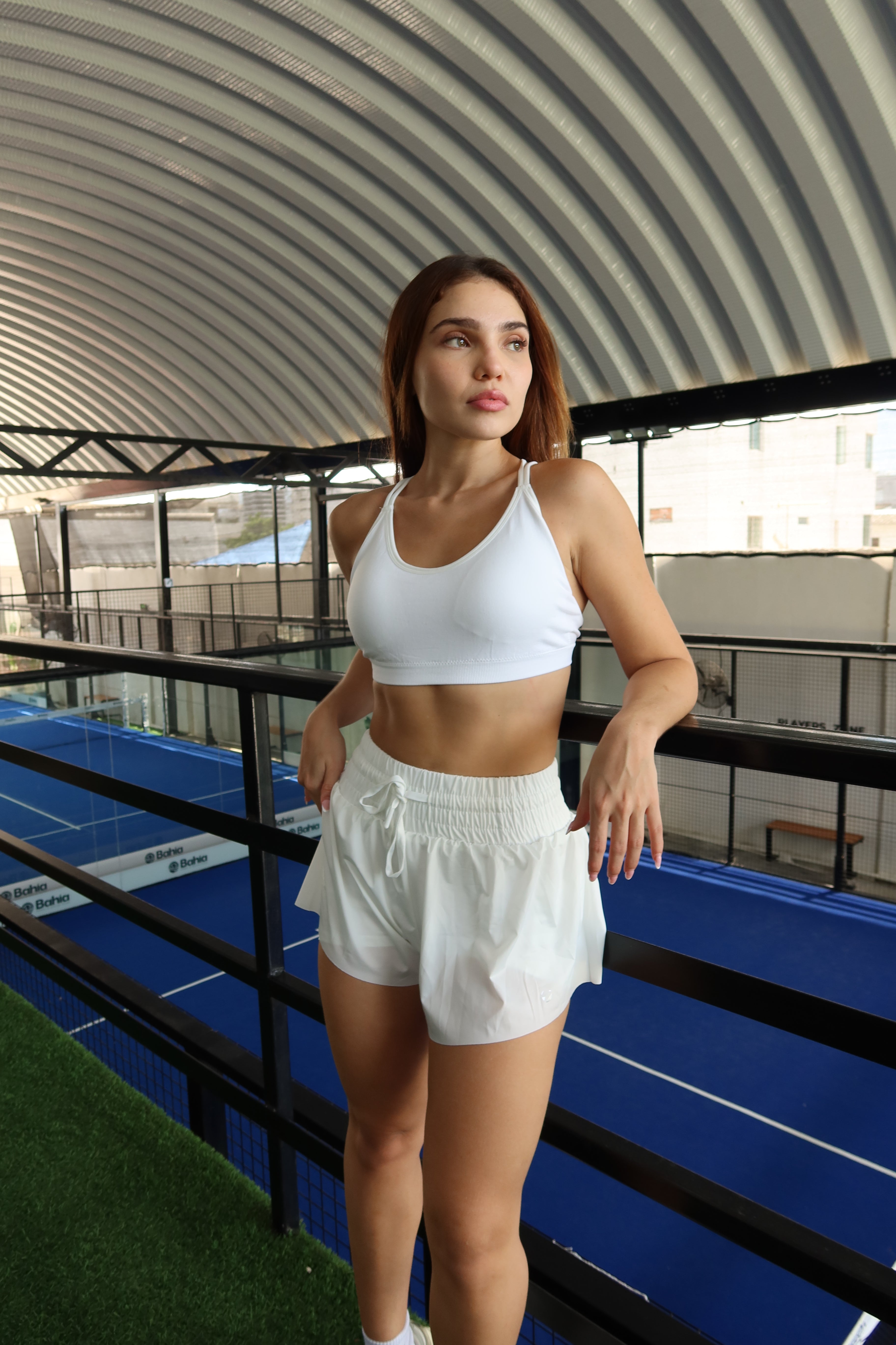 Mujer con top deportivo Darcy de Fit Zone, vista frontal en estudio