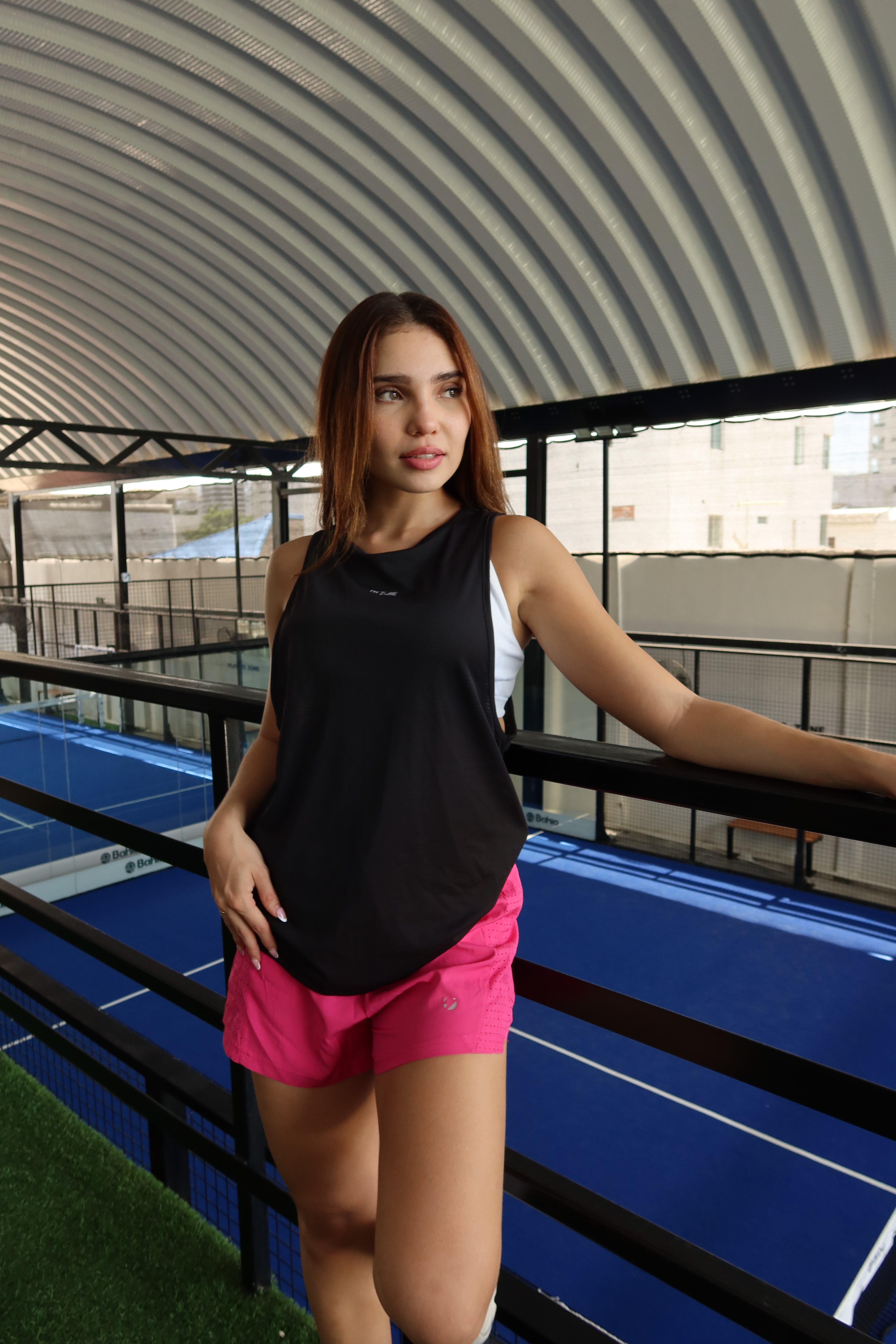 Mujer con camiseta esqueleto basic de Fit Zone, vista frontal