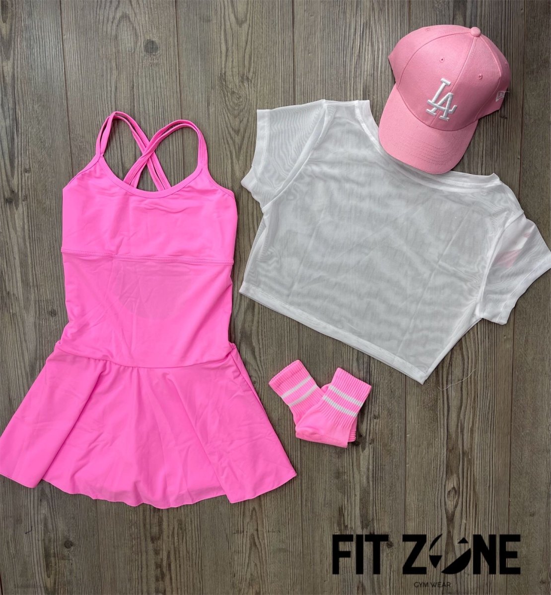 Mujer con conjunto deportivo vestido Pádel Play Suplex de Fit Zone