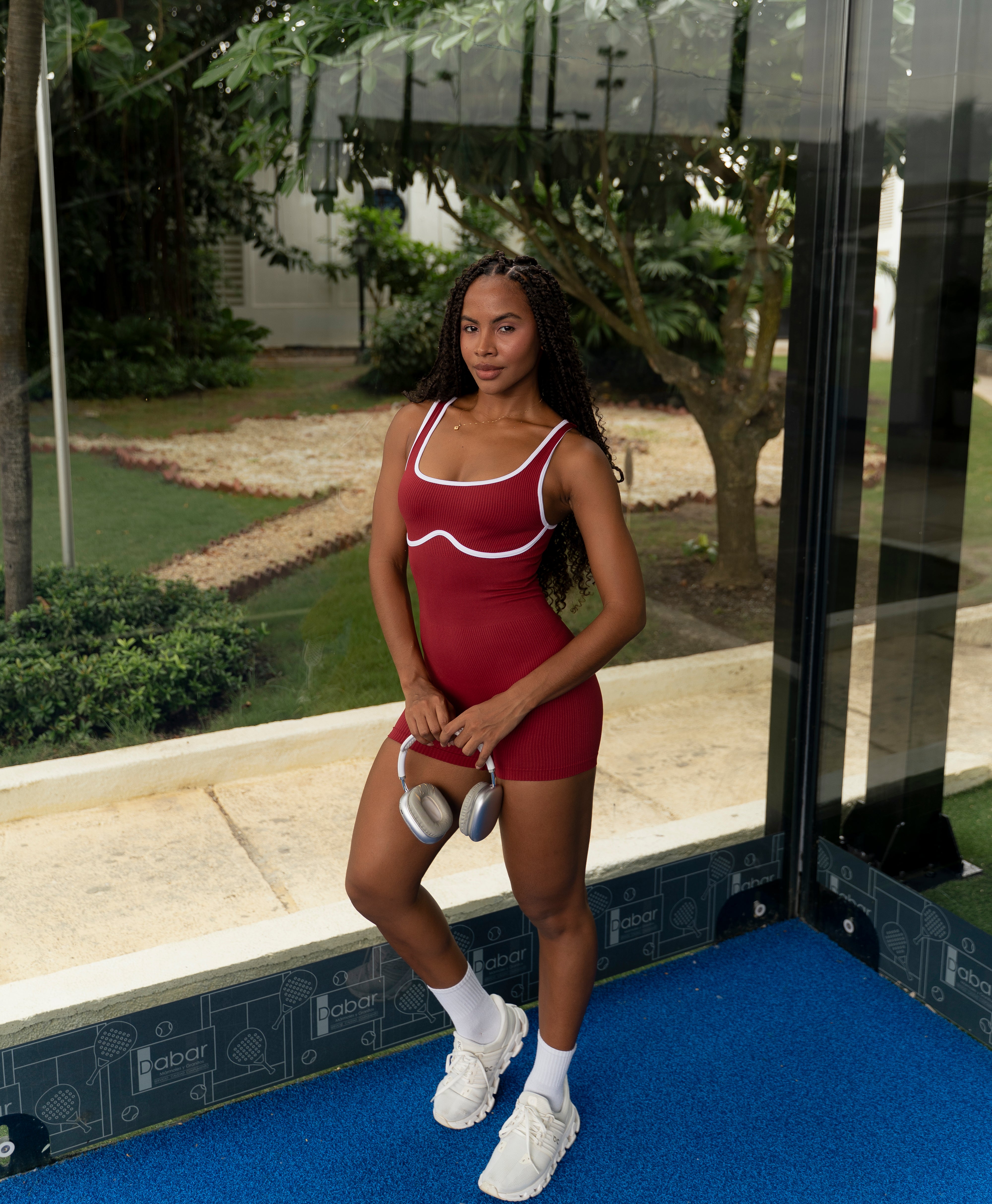 Mujer con enterizo deportivo corto Mia de Fit Zone, vista frontal