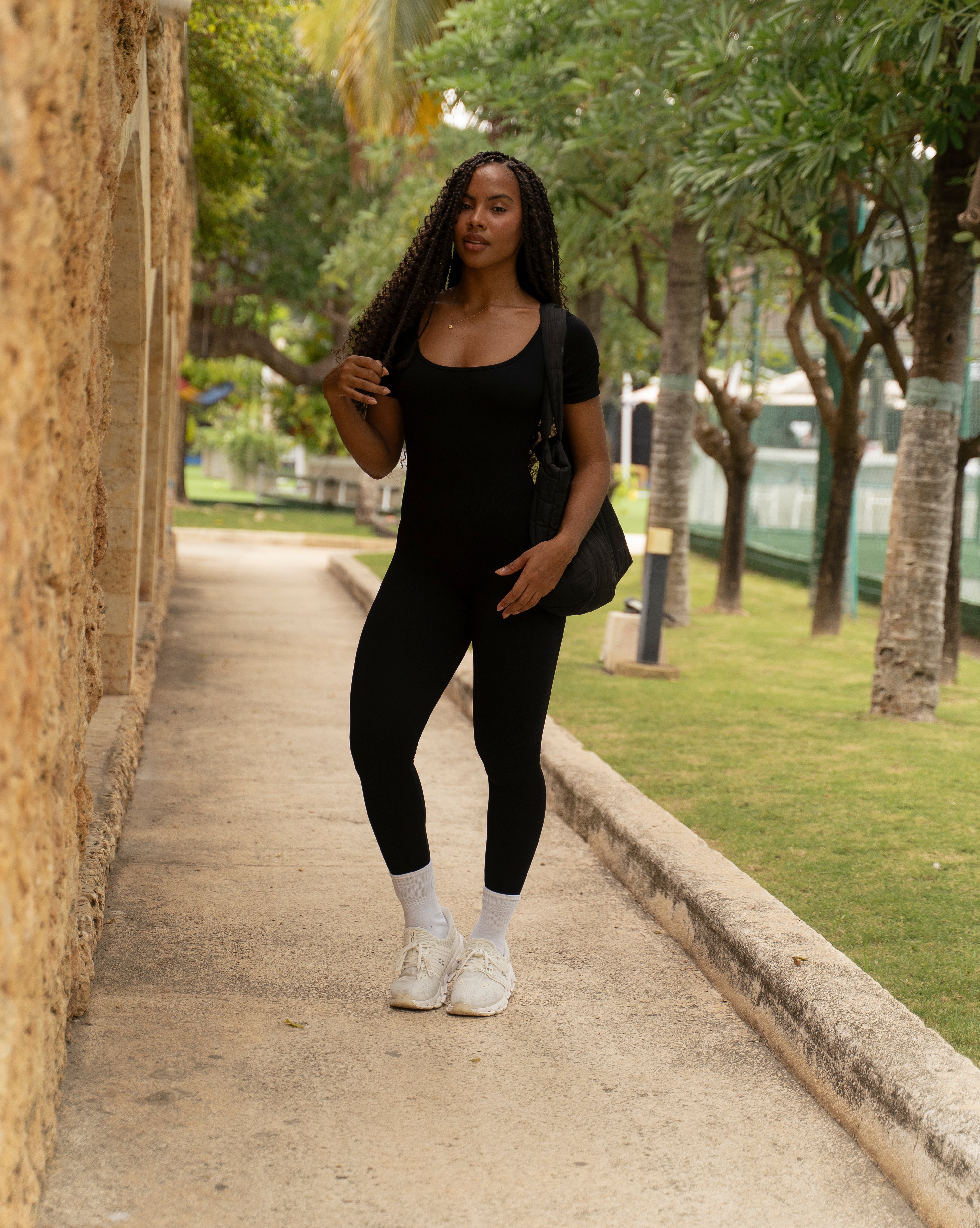 Mujer con enterizo deportivo Palma de Fit Zone, vista frontal