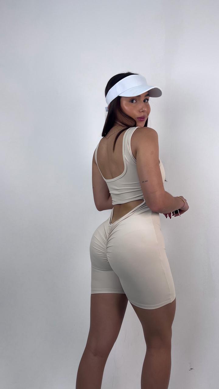 Mujer con enterizo deportivo suplex Laura de Fit Zone, vista frontal