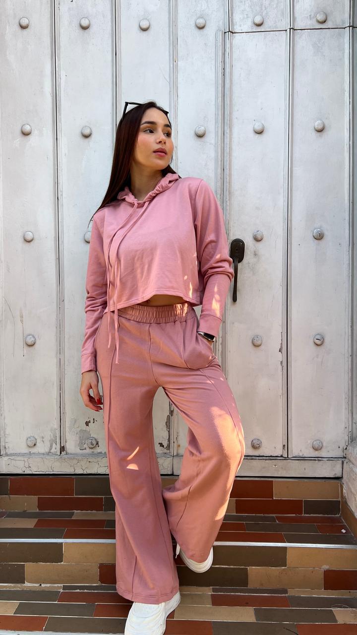 Mujer con buzo Capota de Fit Zone, vista frontal de cuerpo completo