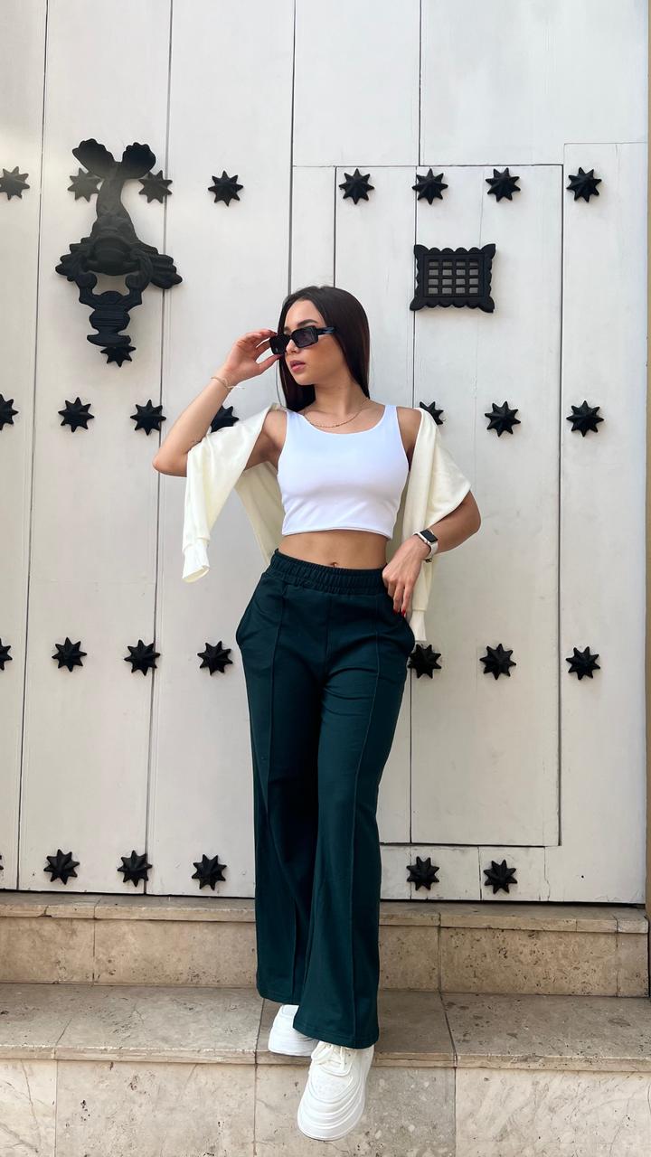 Mujer con jogger deportivo Bota Ancha de Fit Zone, vista frontal
