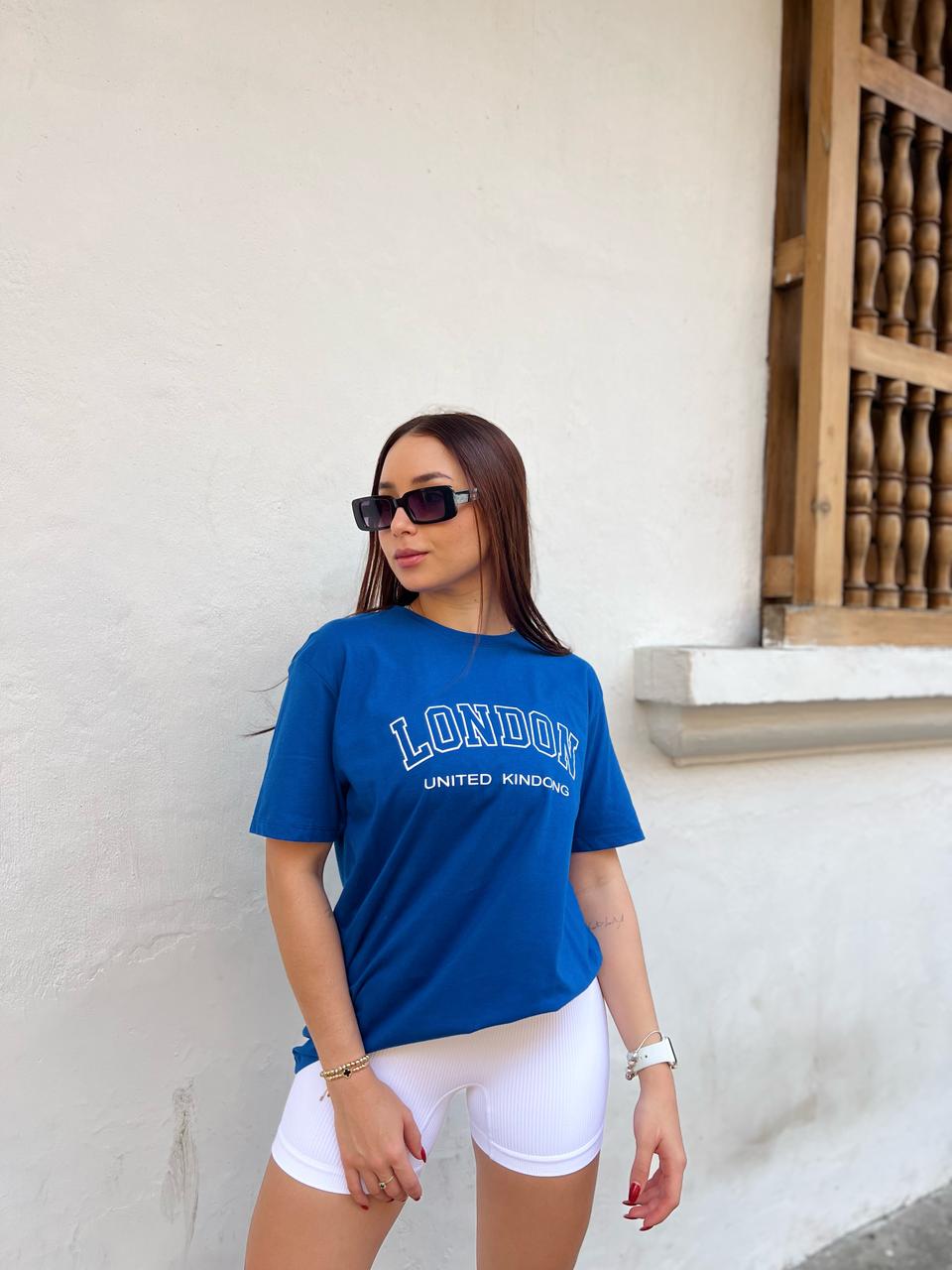 Mujer con camiseta oversize London de Fit Zone, vista frontal