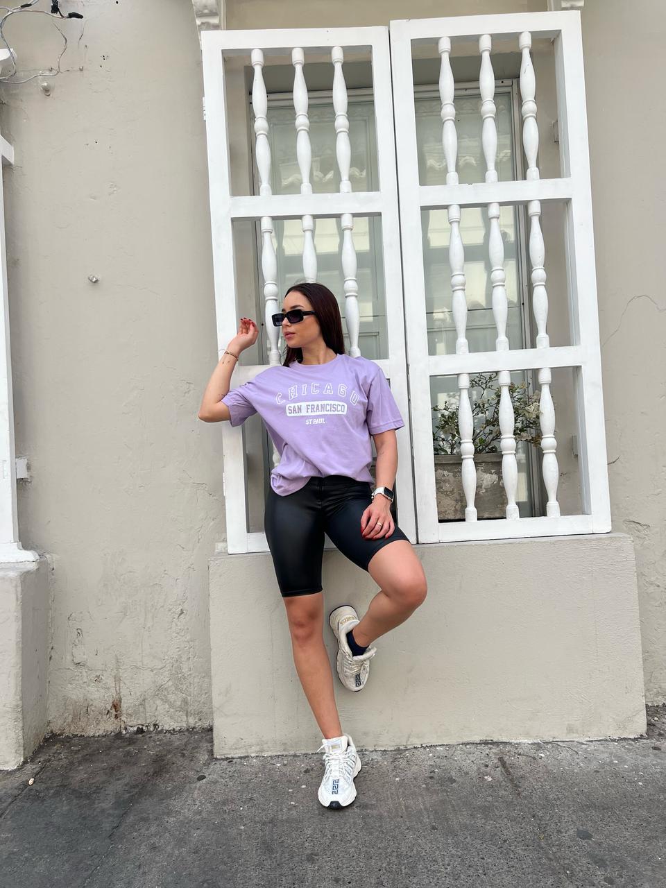 Mujer con camiseta oversize Chicago de Fit Zone, vista frontal