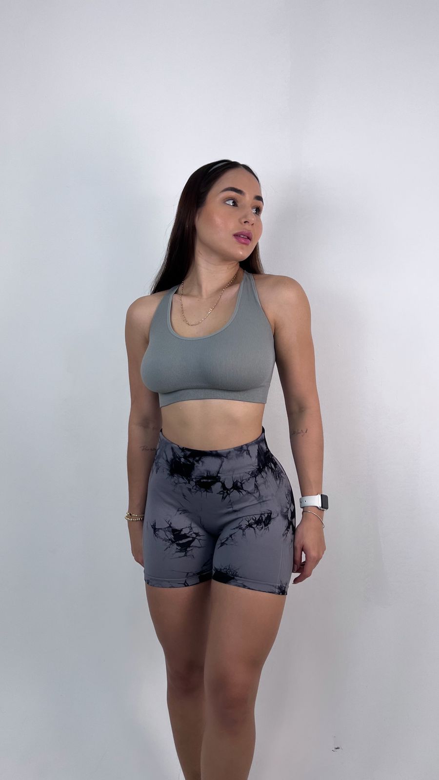 Mujer con short deportivo de Fit Zone, vista frontal de cuerpo completo