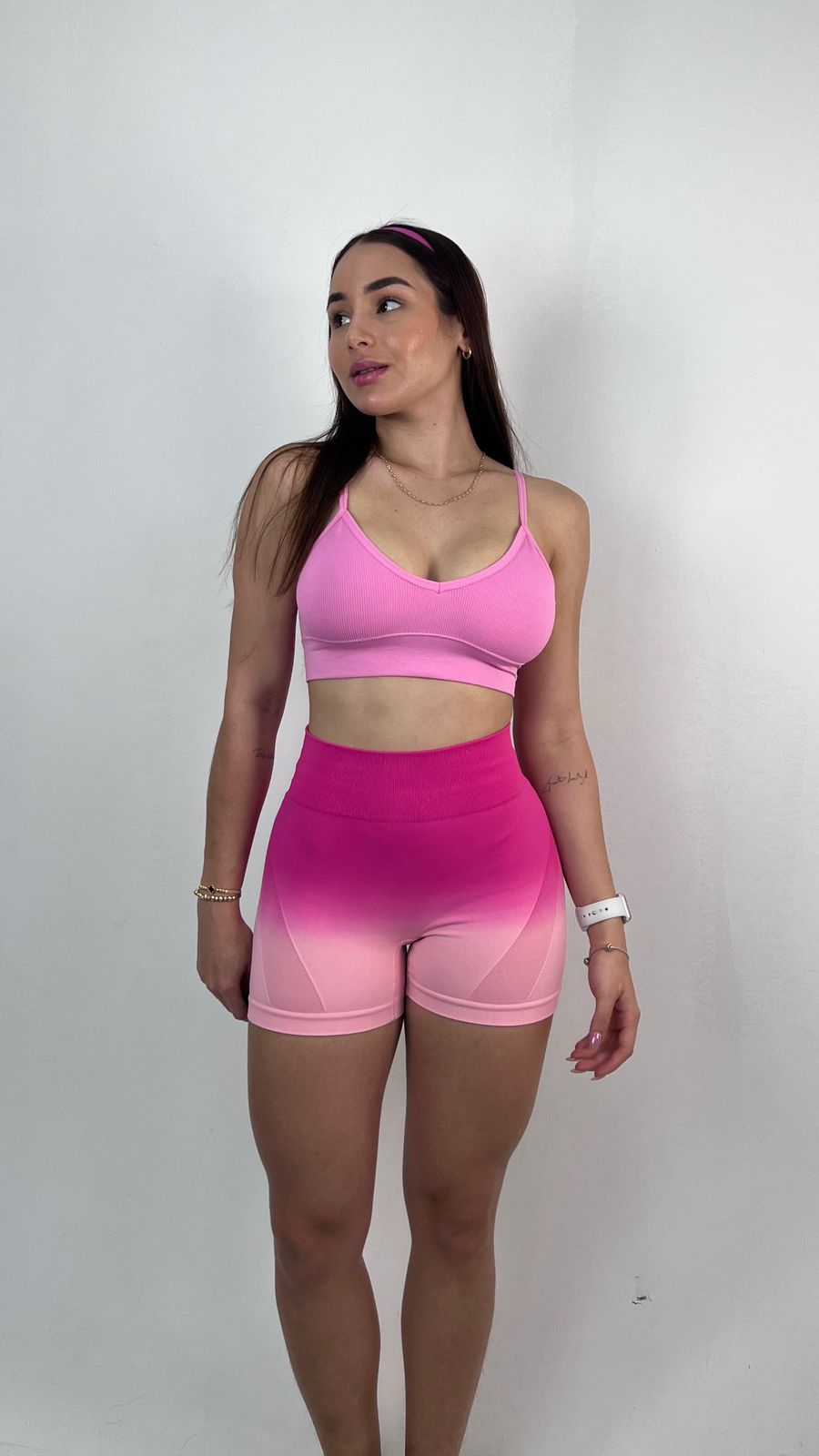 Mujer con top deportivo Amelia de Fit Zone, vista frontal en estudio