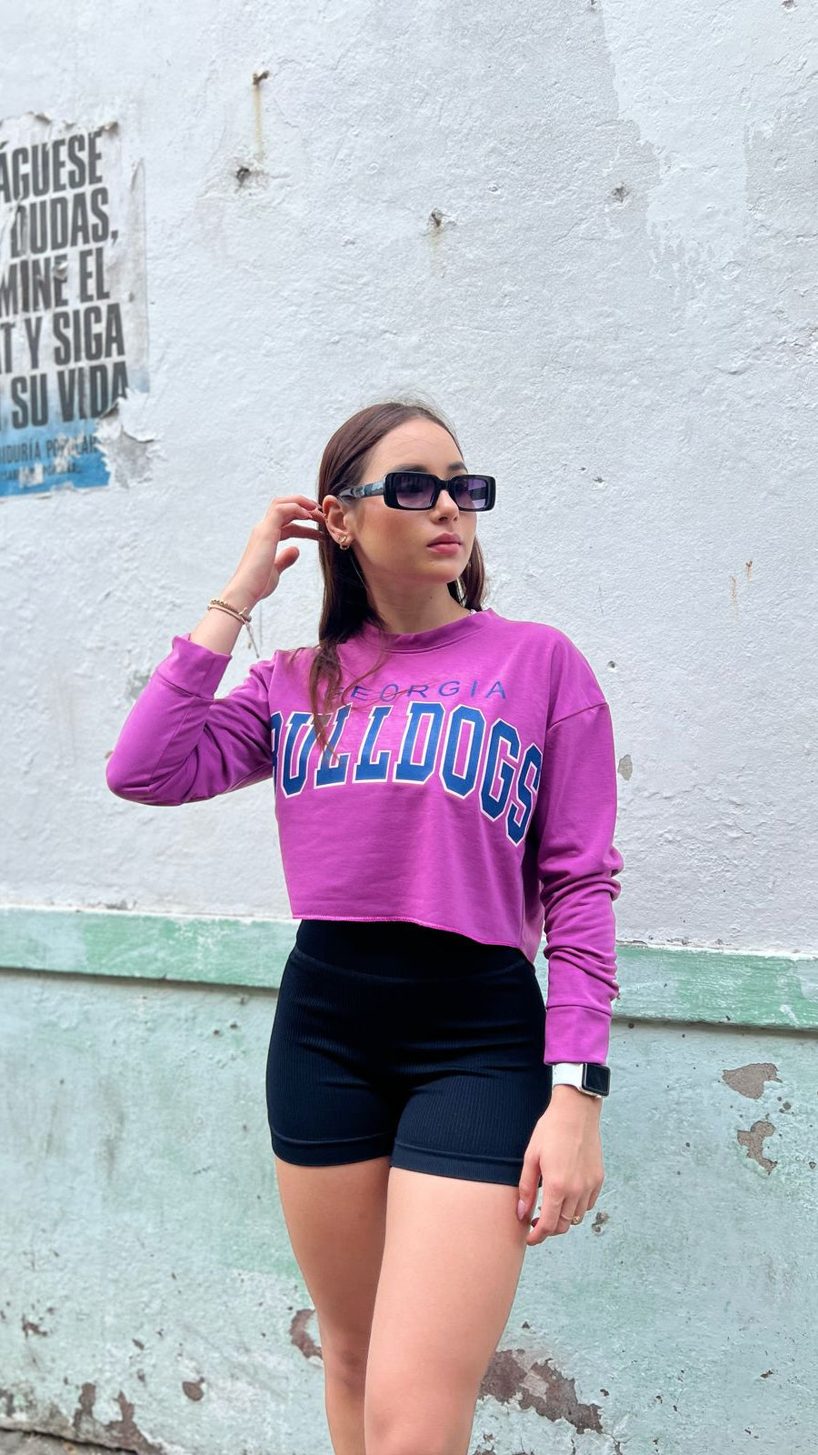 Mujer con buzo Bulldog de Fit Zone, vista frontal de cuerpo completo