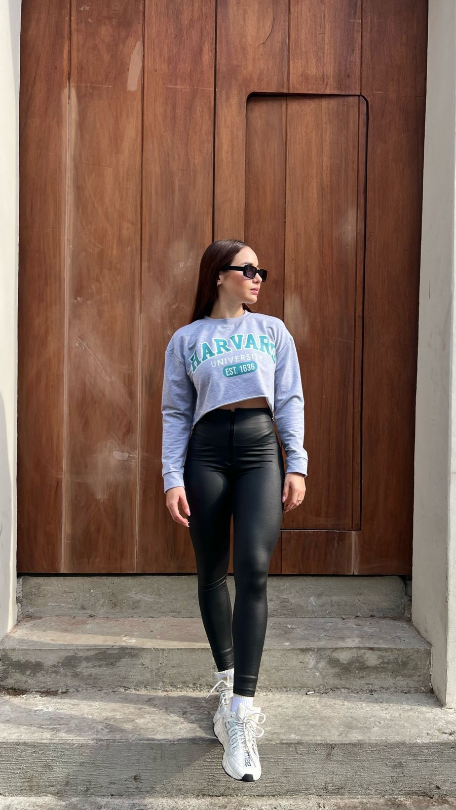 Mujer con buzo Harvard de Fit Zone, vista frontal de cuerpo completo