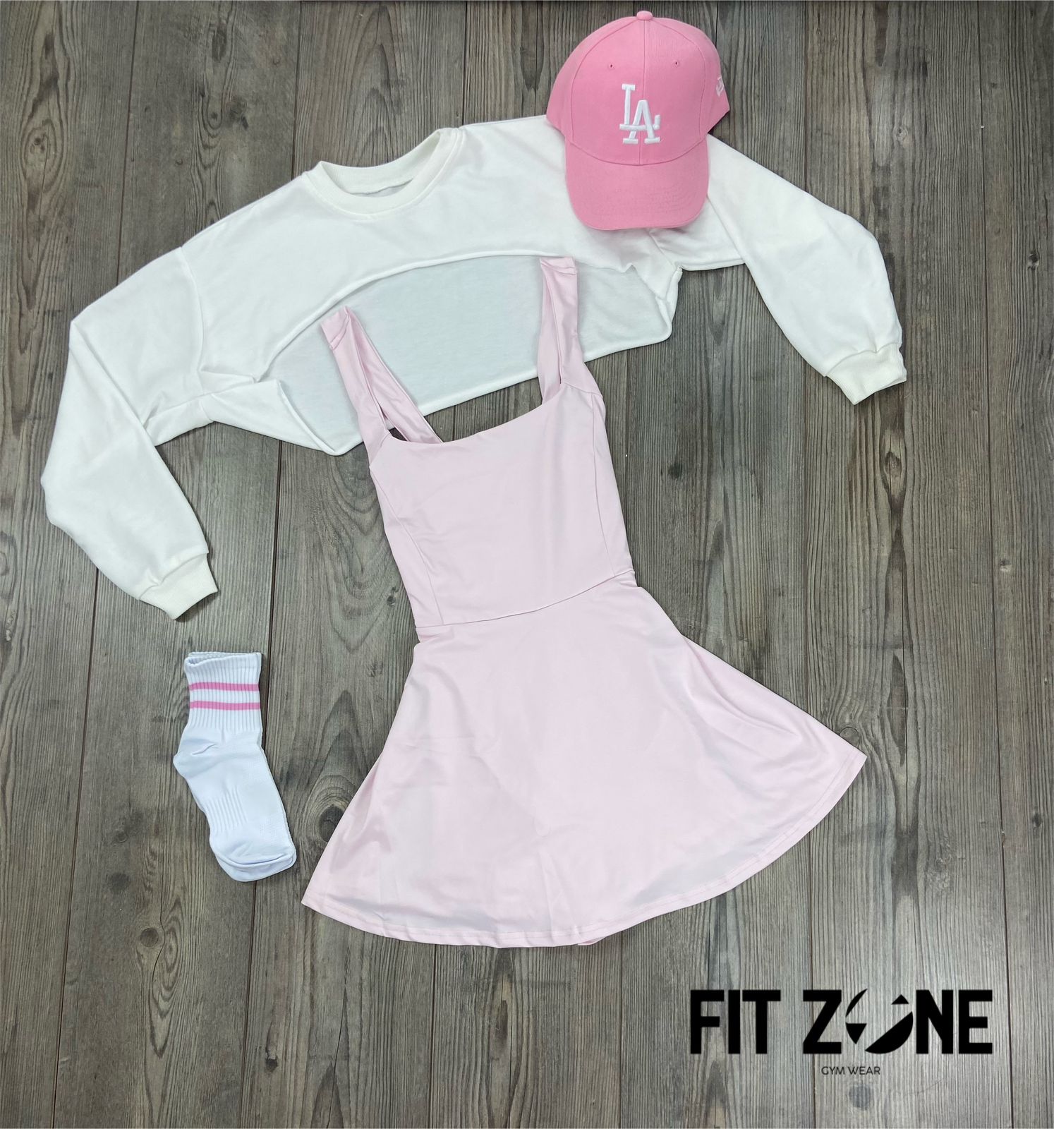 Mujer con conjunto deportivo vestido y manguito de Fit Zone, vista frontal