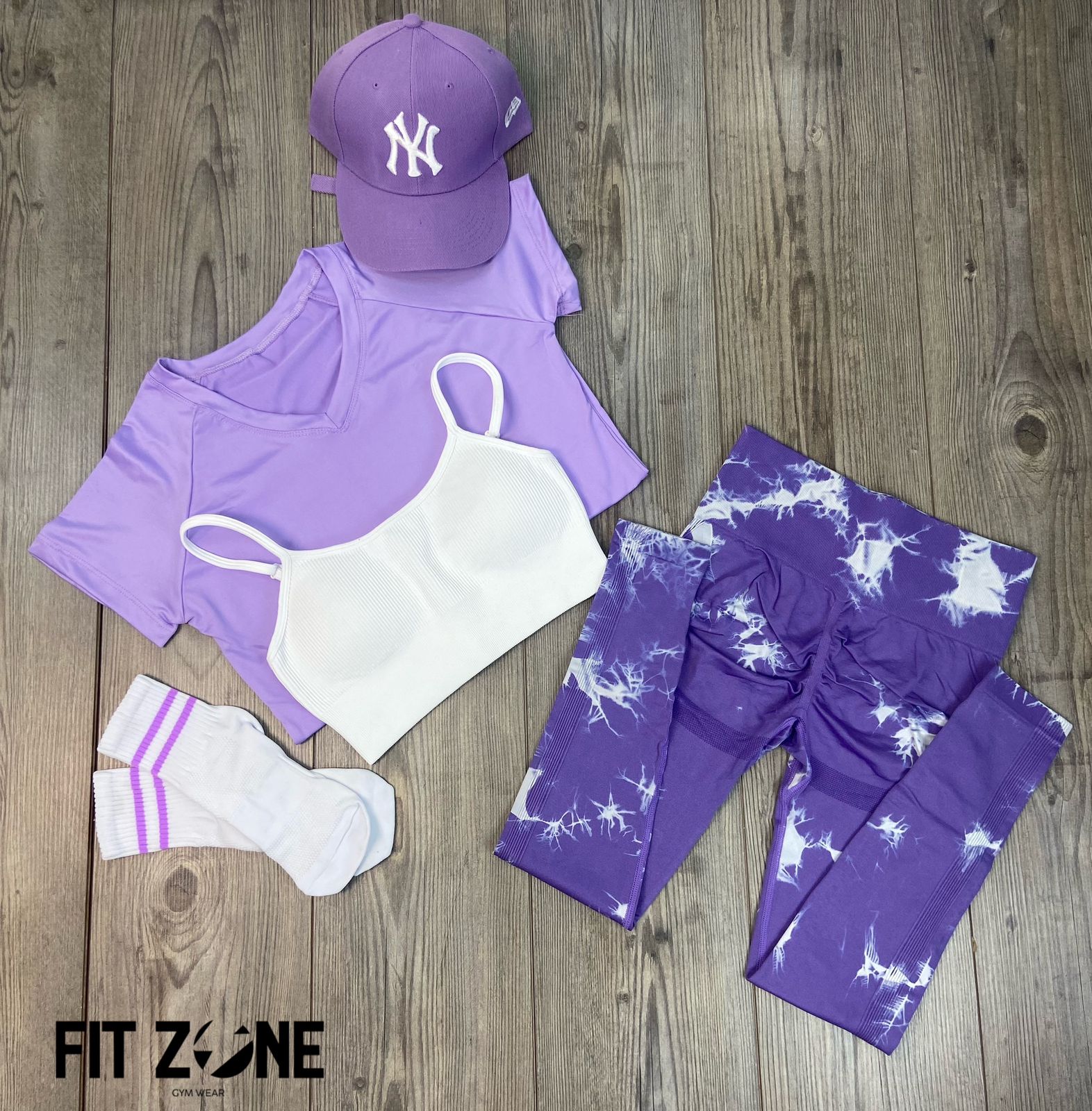 Mujer con conjunto deportivo camiseta entreno, top y licra de Fit Zone, vista frontal