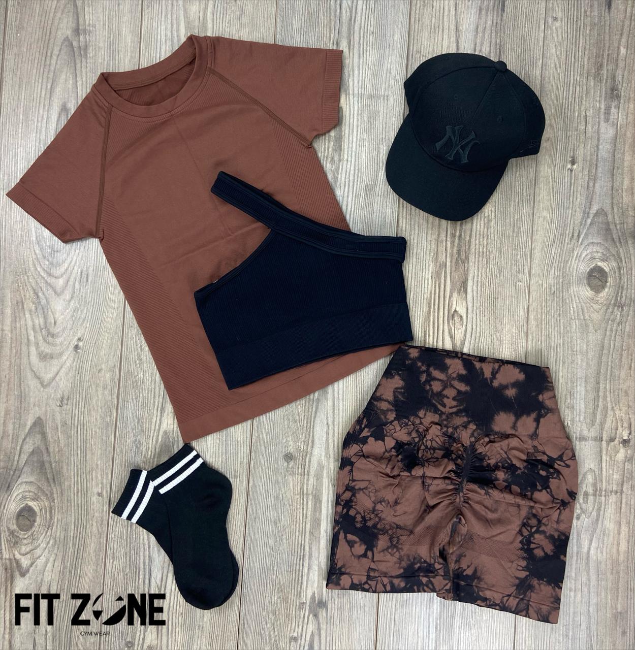 Mujer con conjunto deportivo camiseta deportiva, top y short de Fit Zone, vista frontal