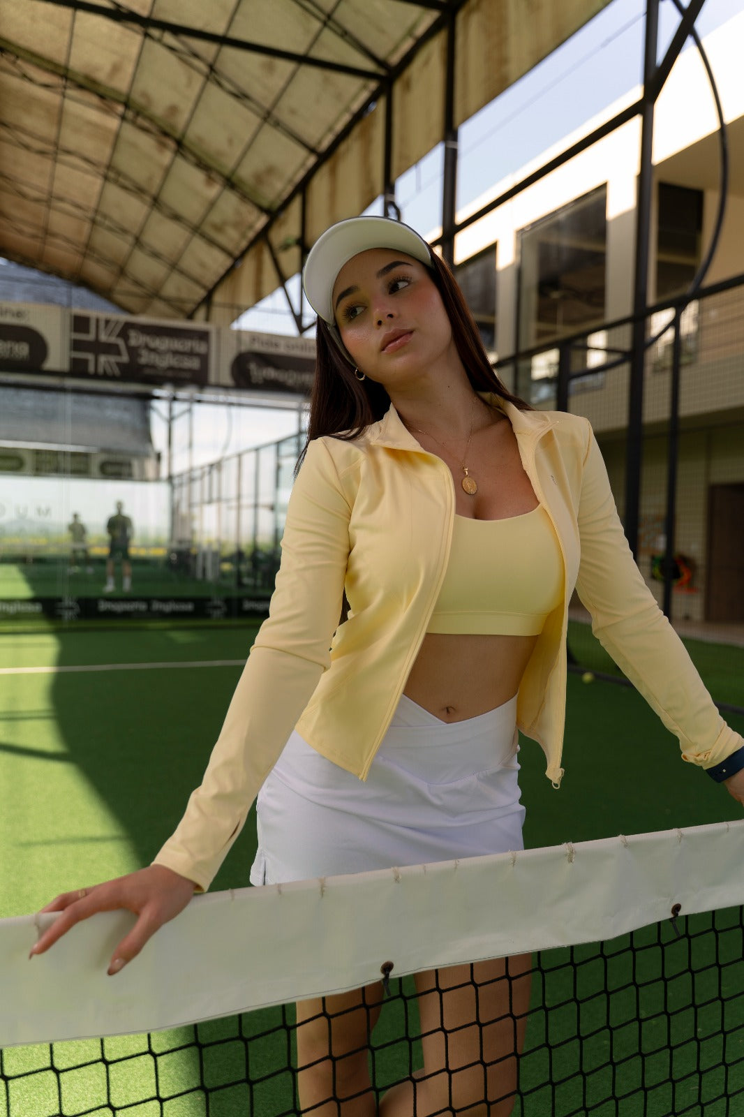 Mujer con falda de pádel Lily de Fit Zone, vista frontal en estudio