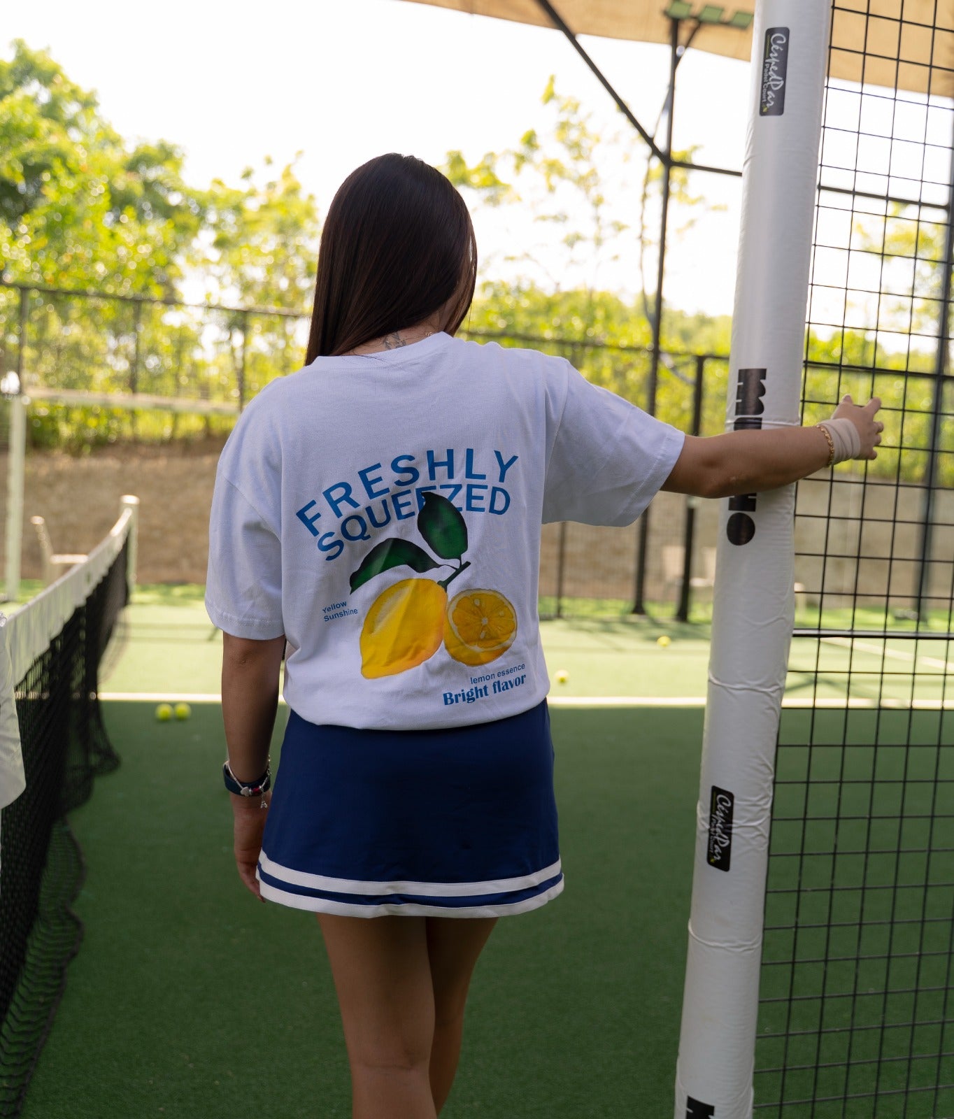 Mujer con camiseta oversize Freshle Squeezed de Fit Zone, vista frontal