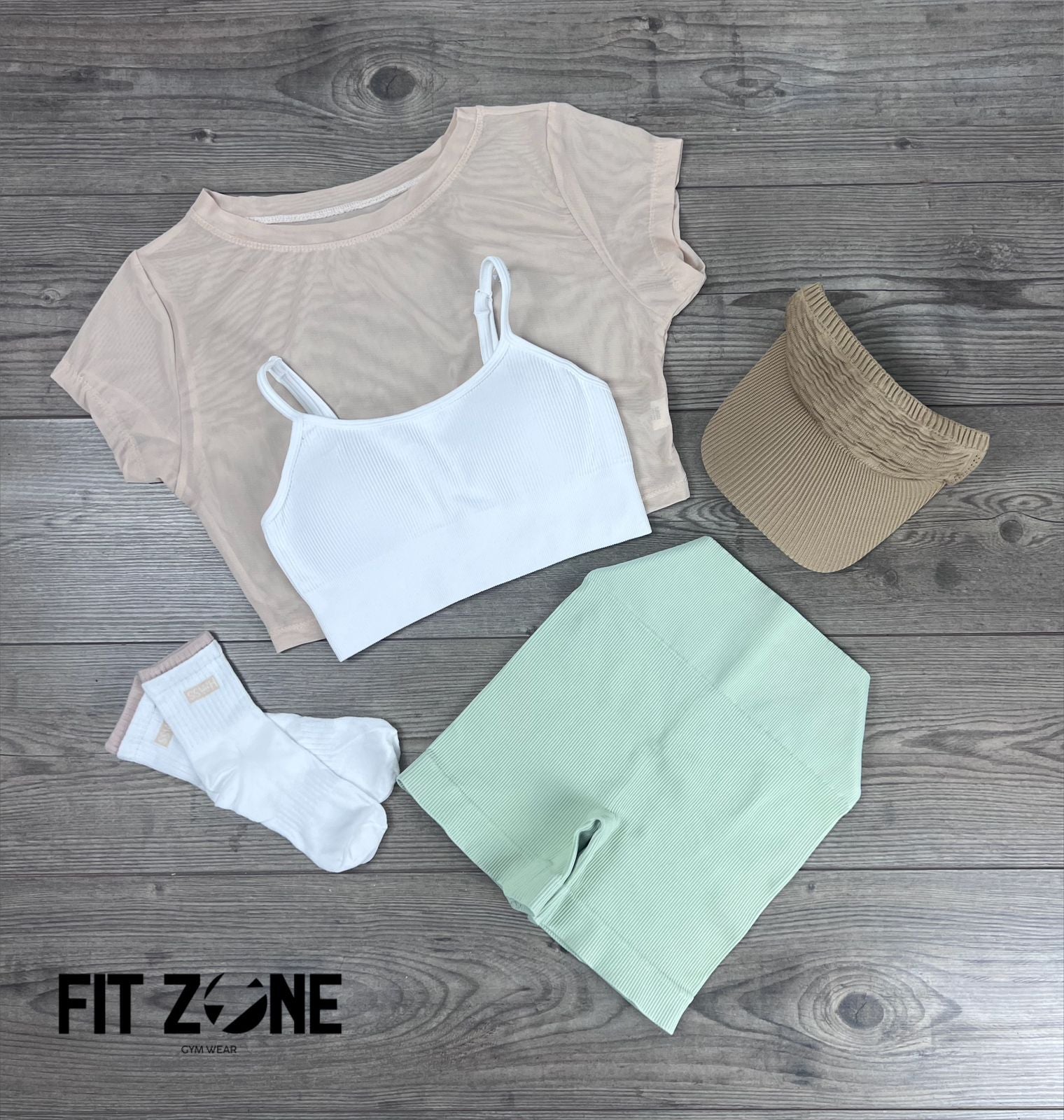 Mujer con conjunto deportivo short, top y malla corta de Fit Zone, vista frontal