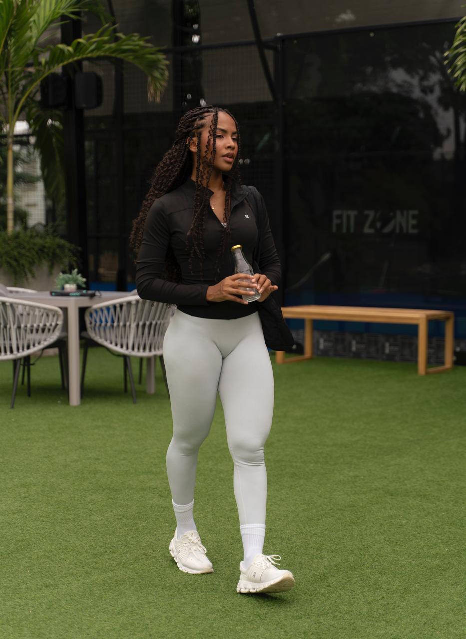 Mujer con conjunto deportivo chaqueta y set de legging de Fit Zone, vista frontal
