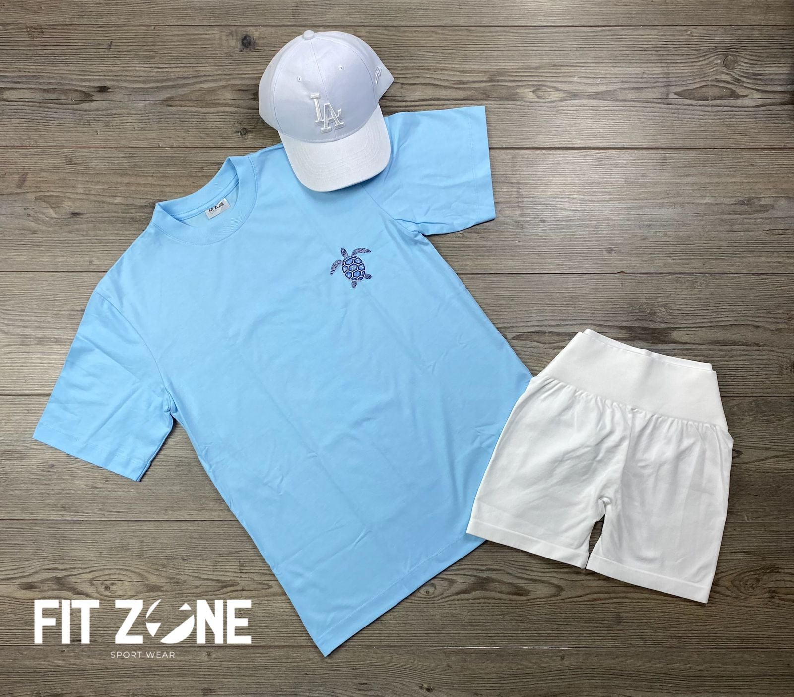 Mujer con conjunto deportivo oversize premium y short sin costura de Fit Zone, vista frontal