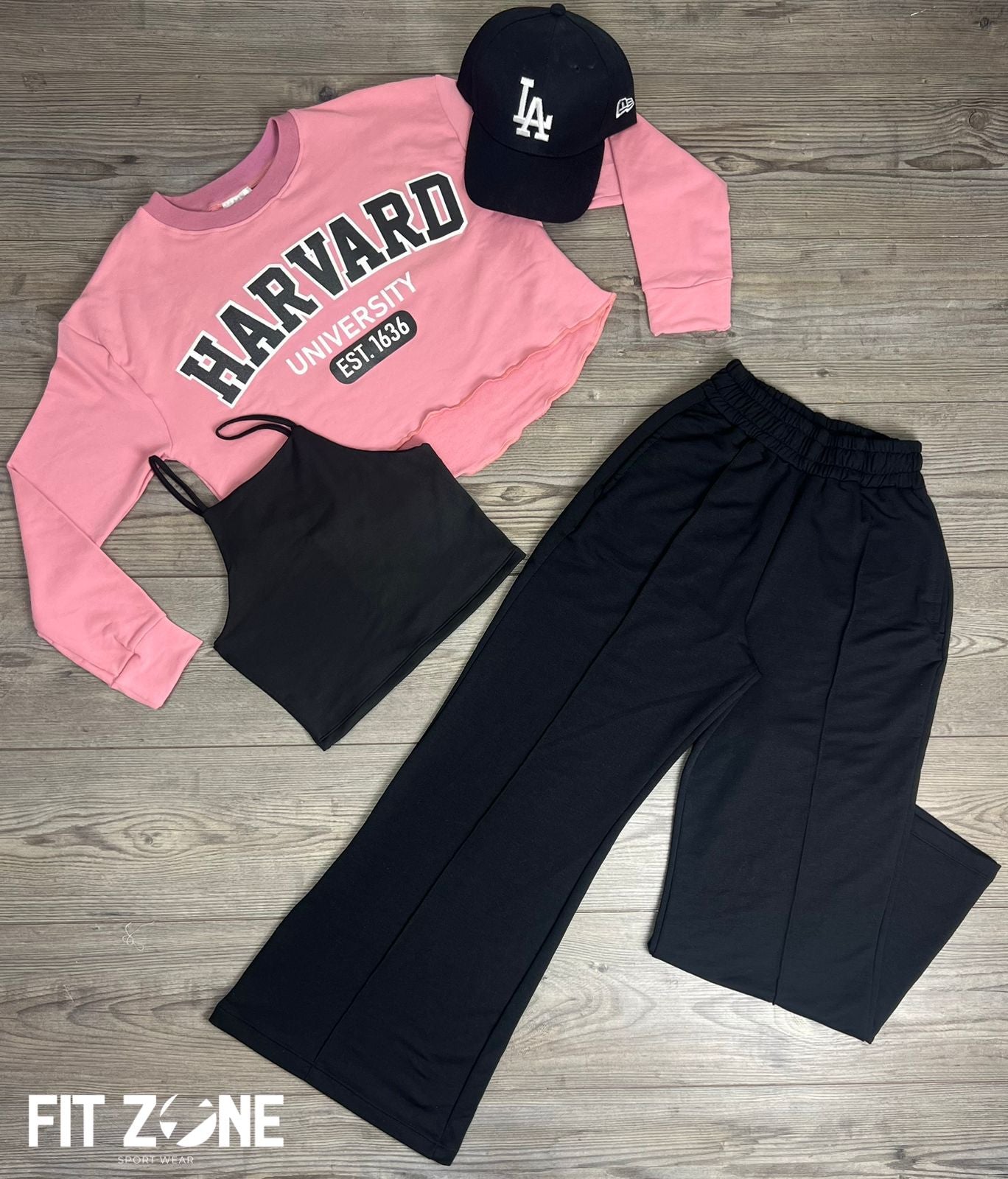 Mujer con conjunto deportivo crop top, buzo y jogger de Fit Zone, vista frontal