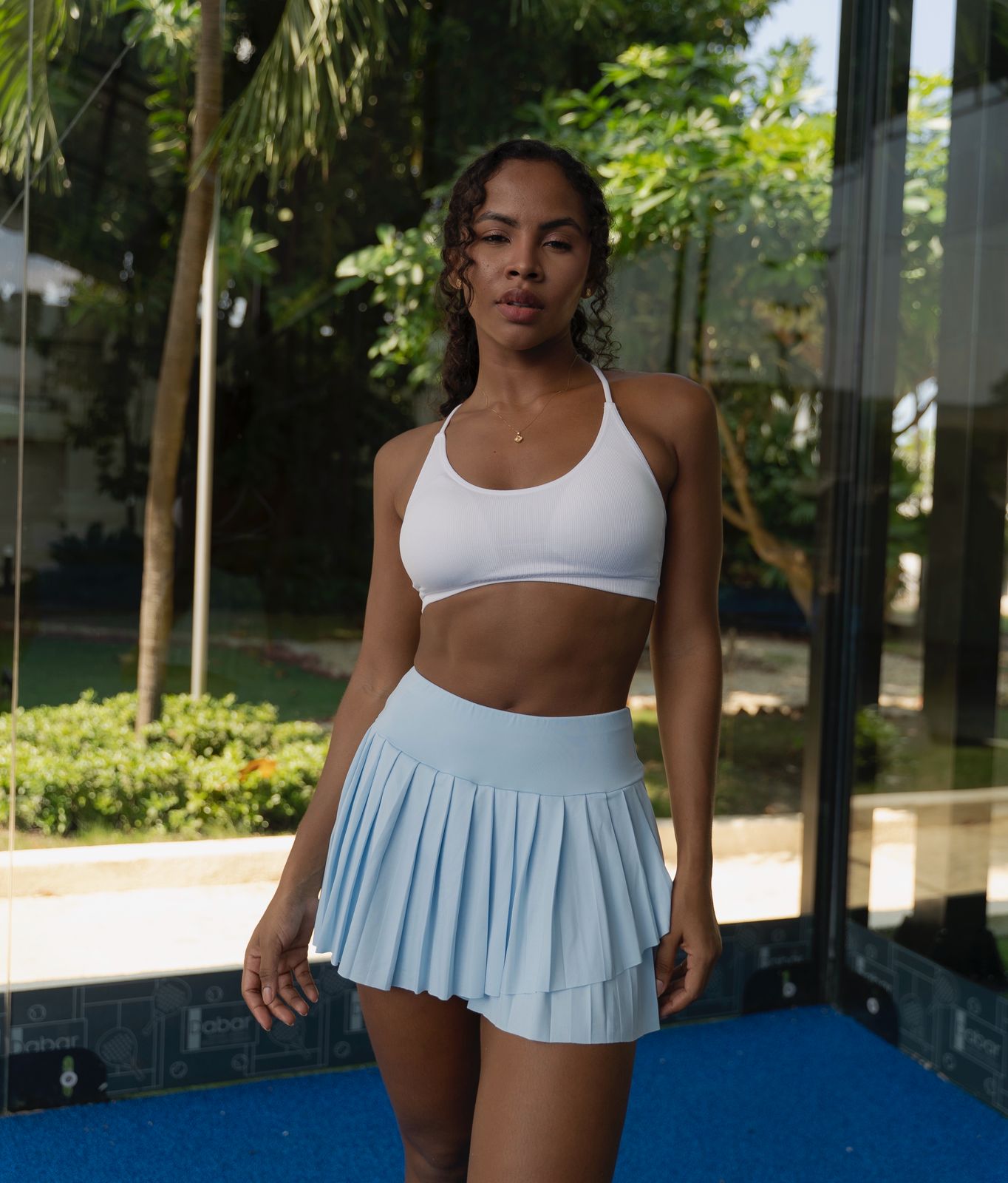 Mujer con falda de tenis de Fit Zone, foto de catálogo de la tienda