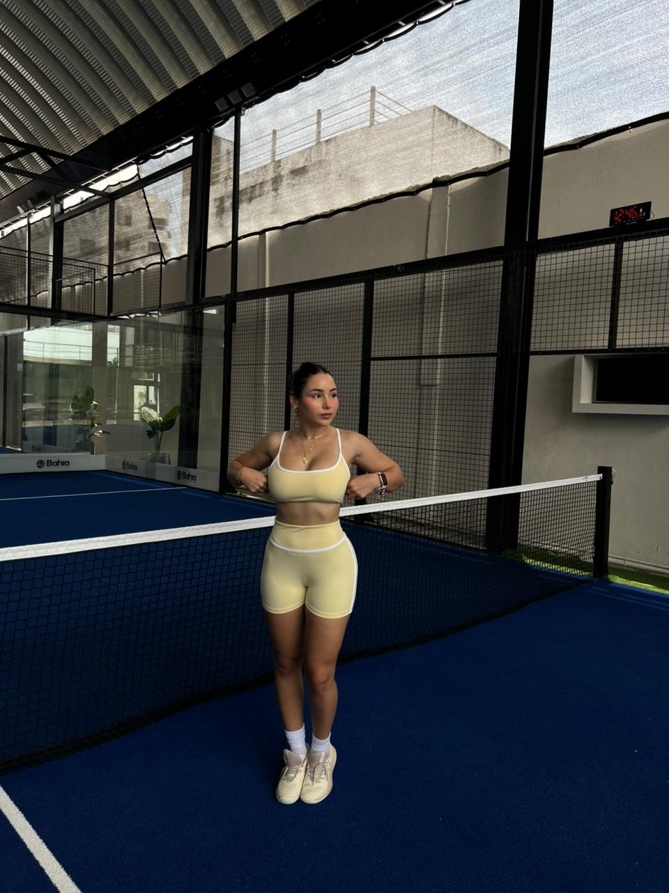 Mujer con conjunto de short y top Kira de Fit Zone, vista frontal