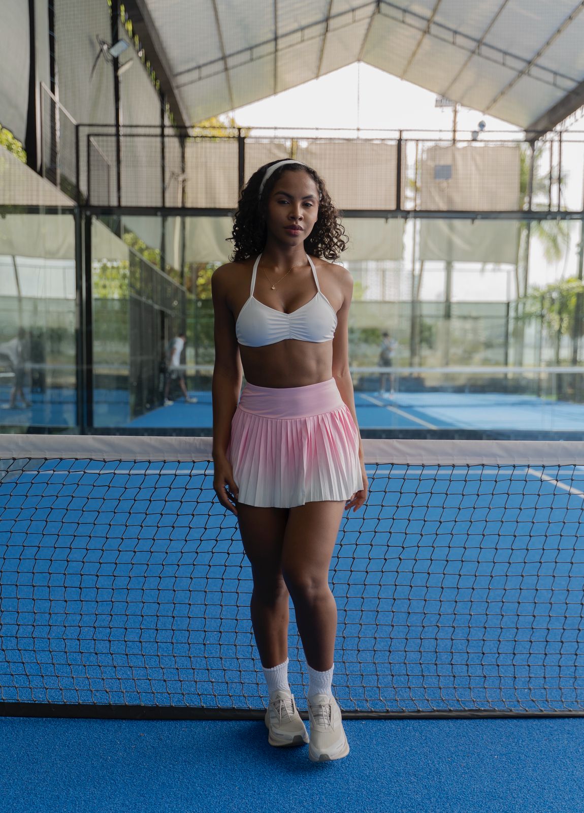 Mujer con falda de tenis Sirena de Fit Zone, de cuerpo entero
