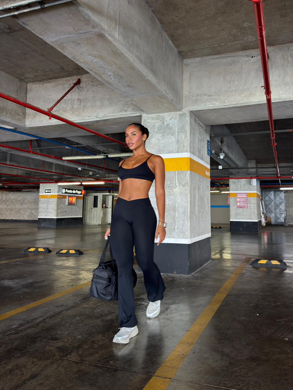 Mujer con conjunto de legging y top Vera de Fit Zone, vista frontal