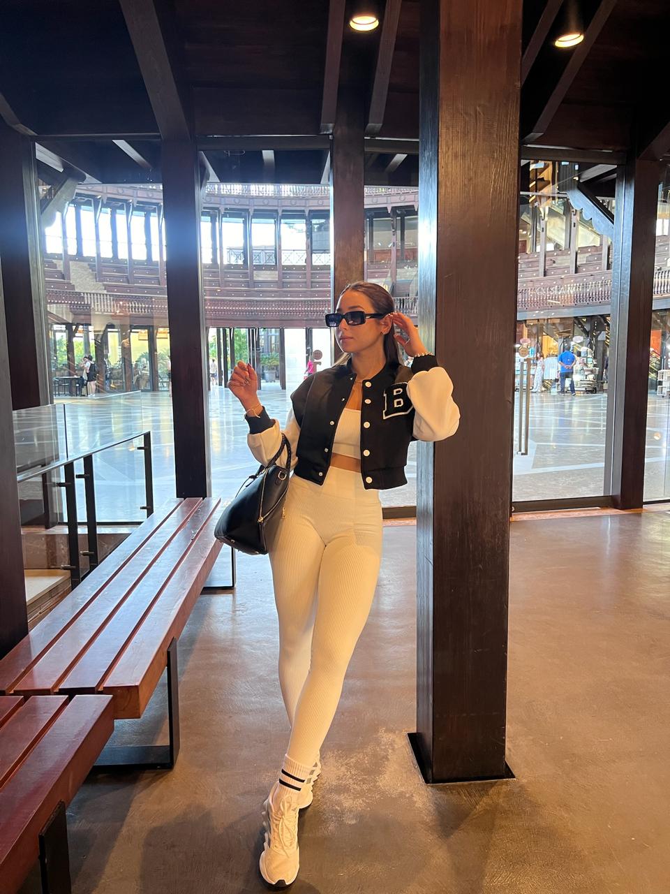 Mujer con buzo deportivo Urban negro de Fit Zone, vista frontal