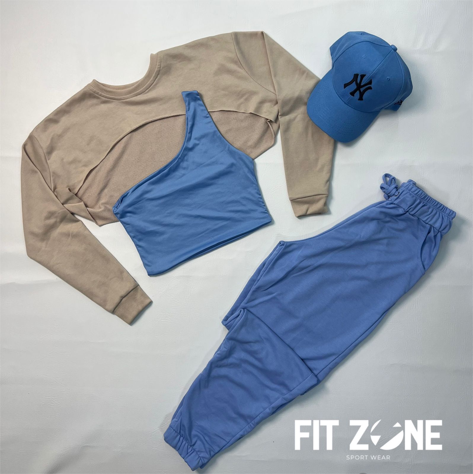 Mujer con conjunto deportivo crop, jogger de algodón y buzo manguito de Fit Zone, vista frontal