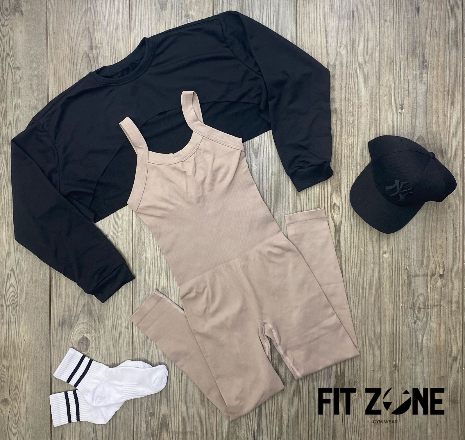 Mujer con conjunto deportivo enterizo Paloma y manguito de Fit Zone, vista frontal